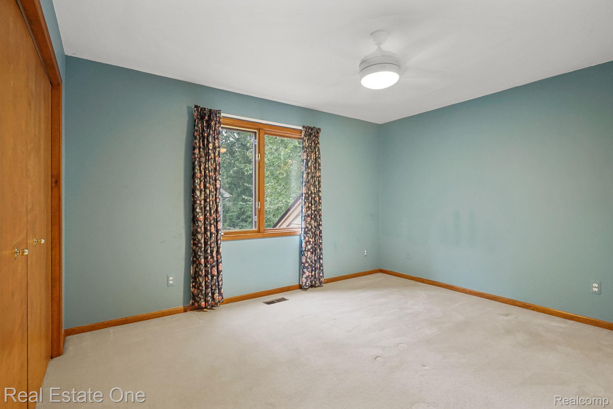 6021 BEACHWOOD Drive