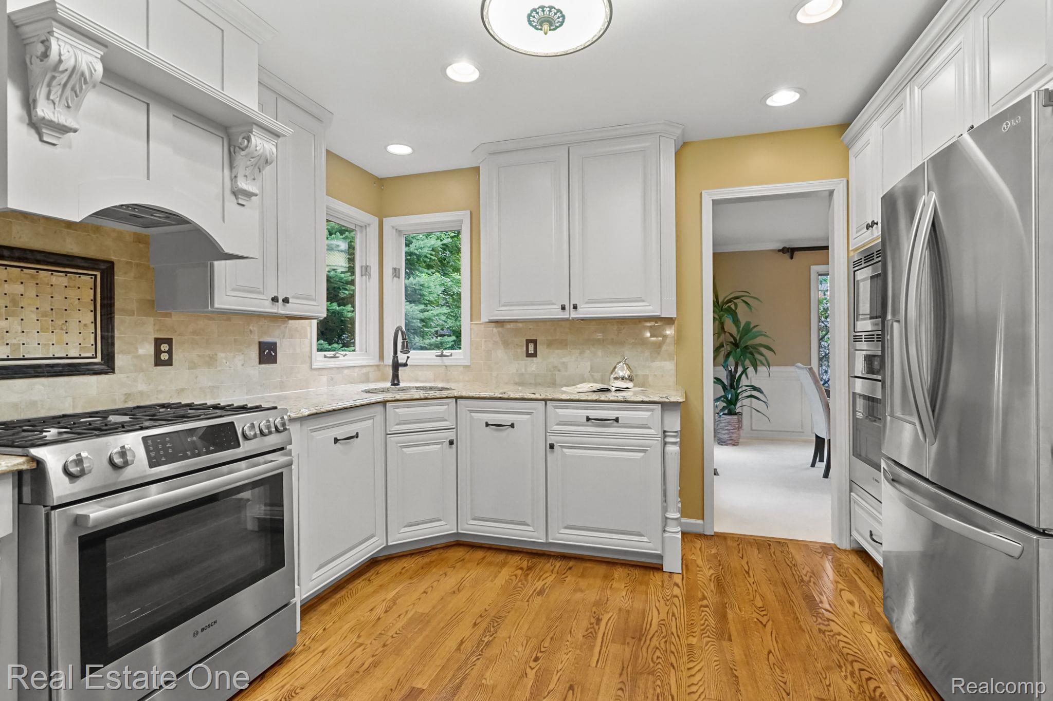 6021 BEACHWOOD Drive