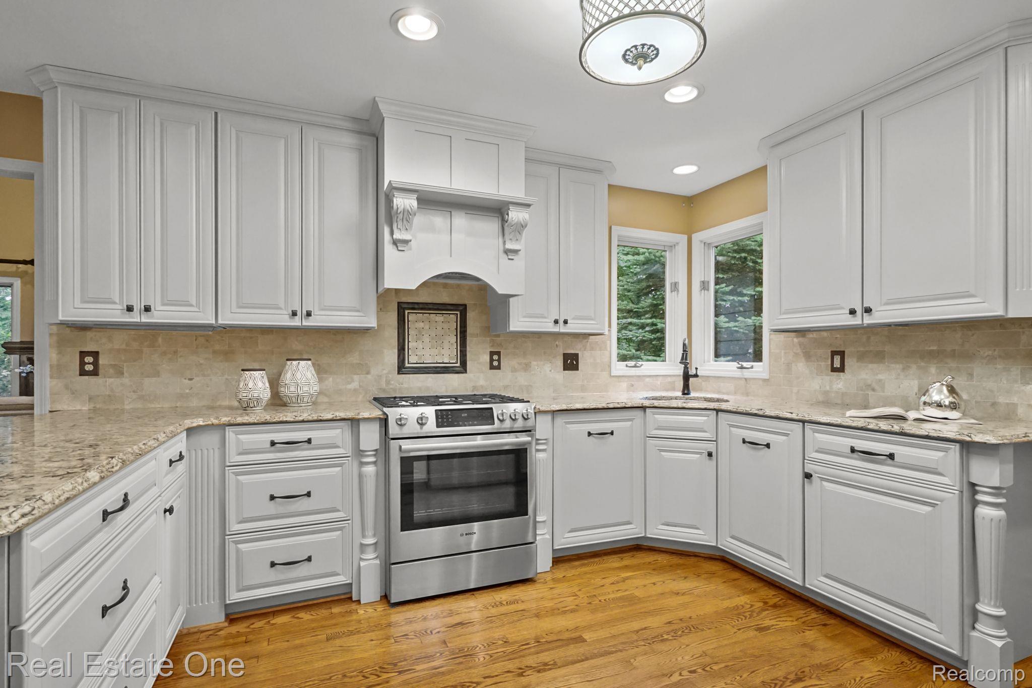 6021 BEACHWOOD Drive