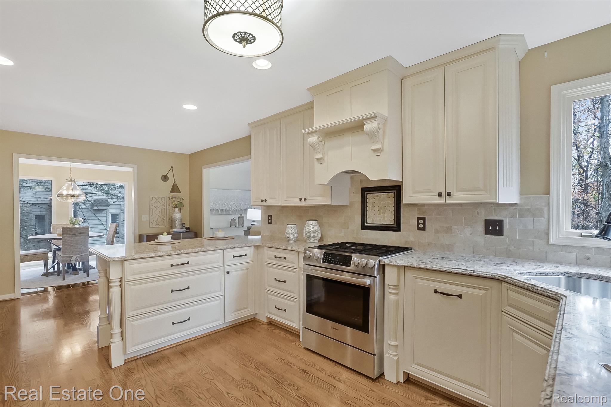 6021 BEACHWOOD Drive