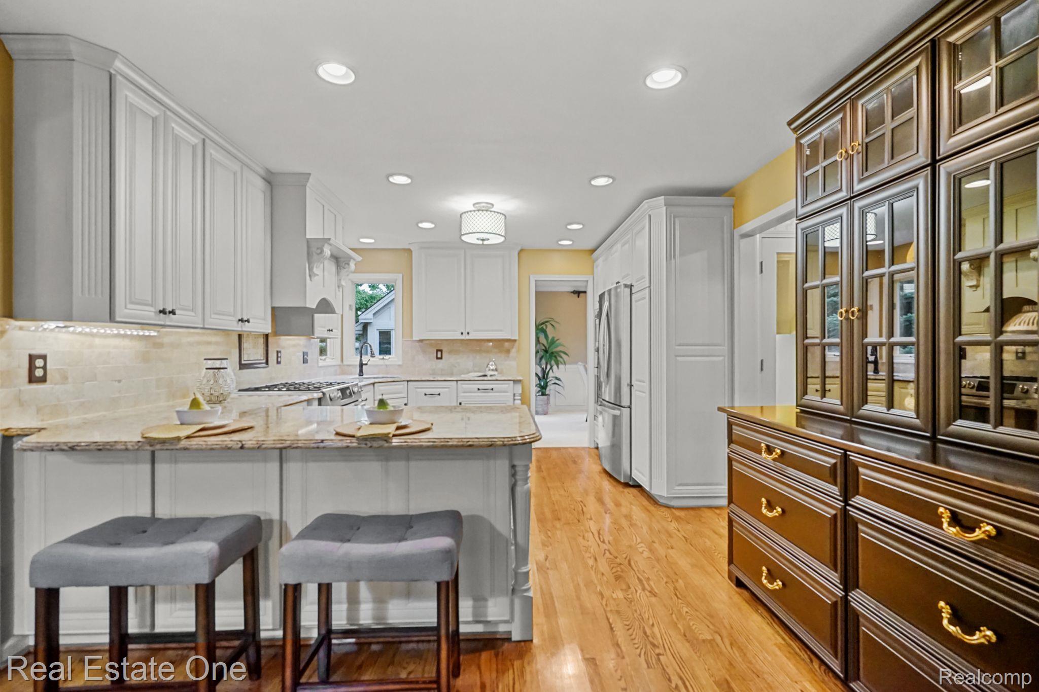 6021 BEACHWOOD Drive