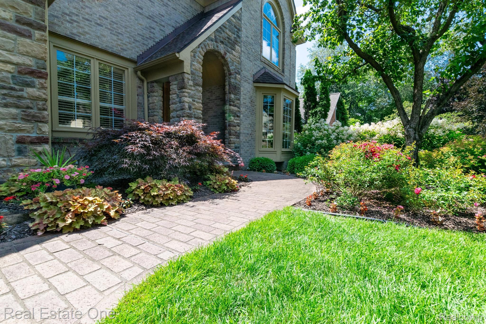 6021 BEACHWOOD Drive