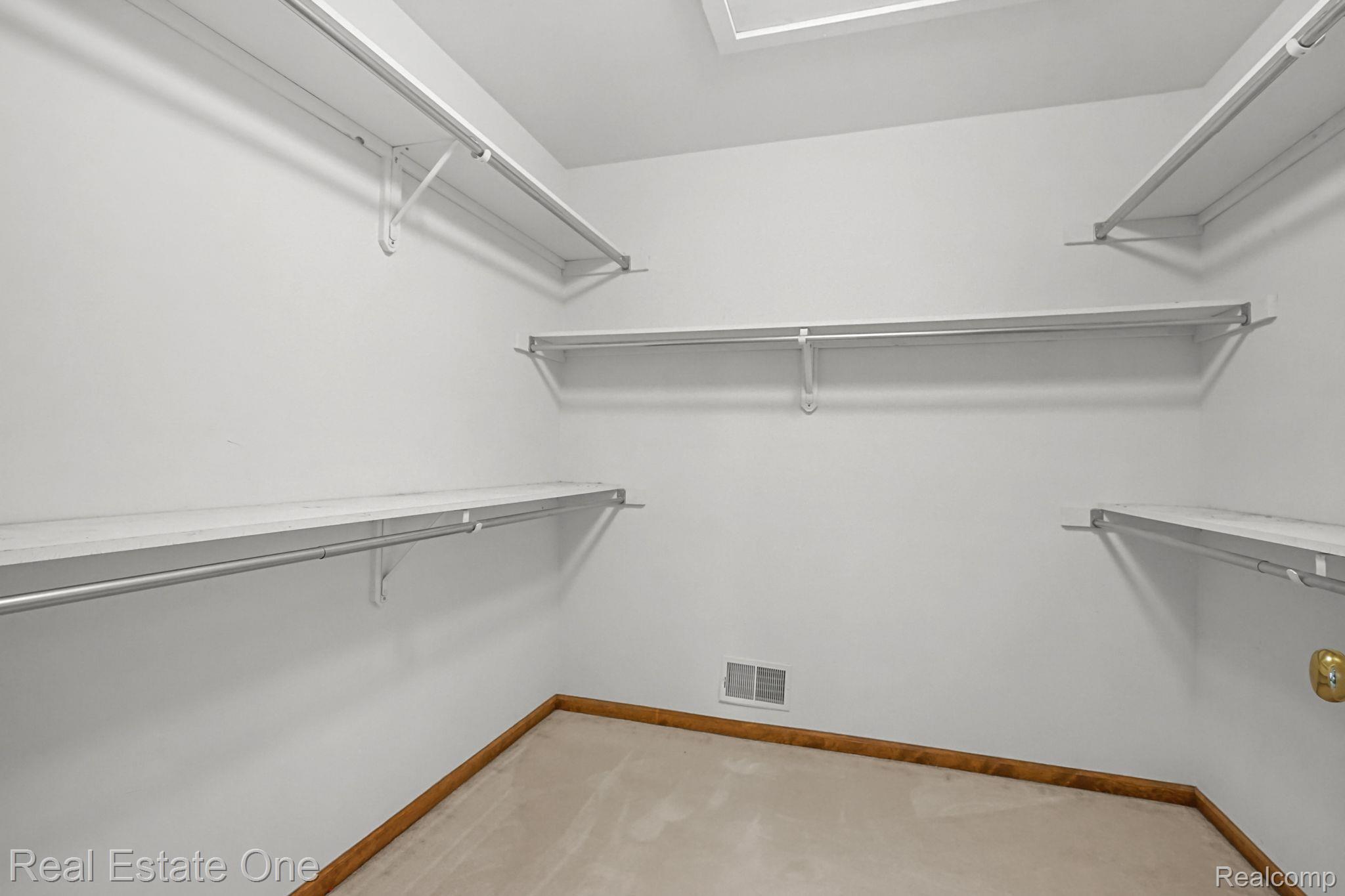 6021 BEACHWOOD Drive