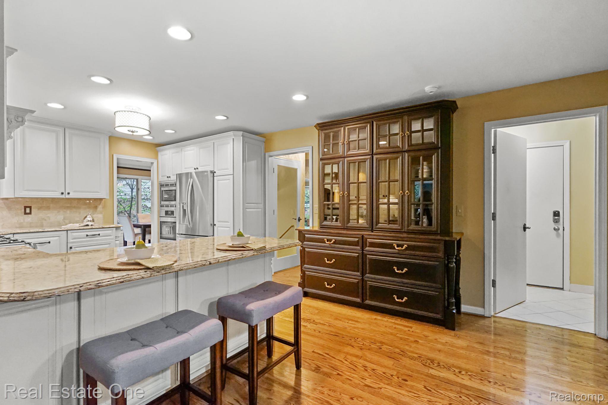 6021 BEACHWOOD Drive