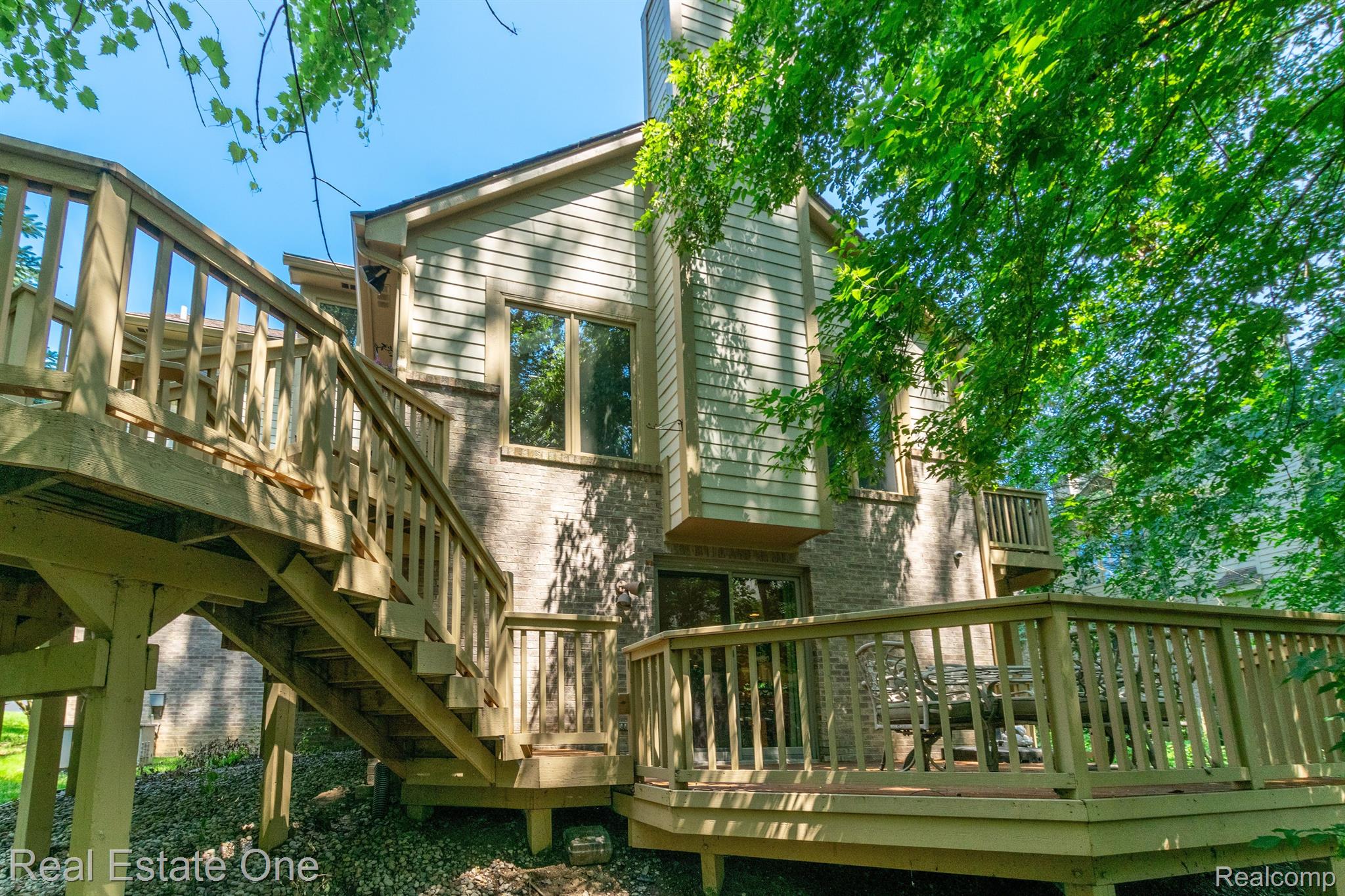 6021 BEACHWOOD Drive