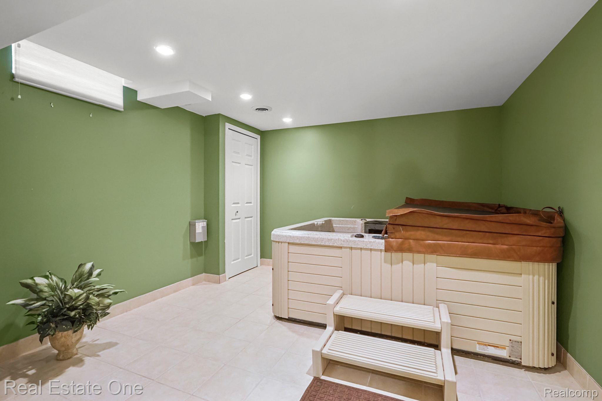 6021 BEACHWOOD Drive