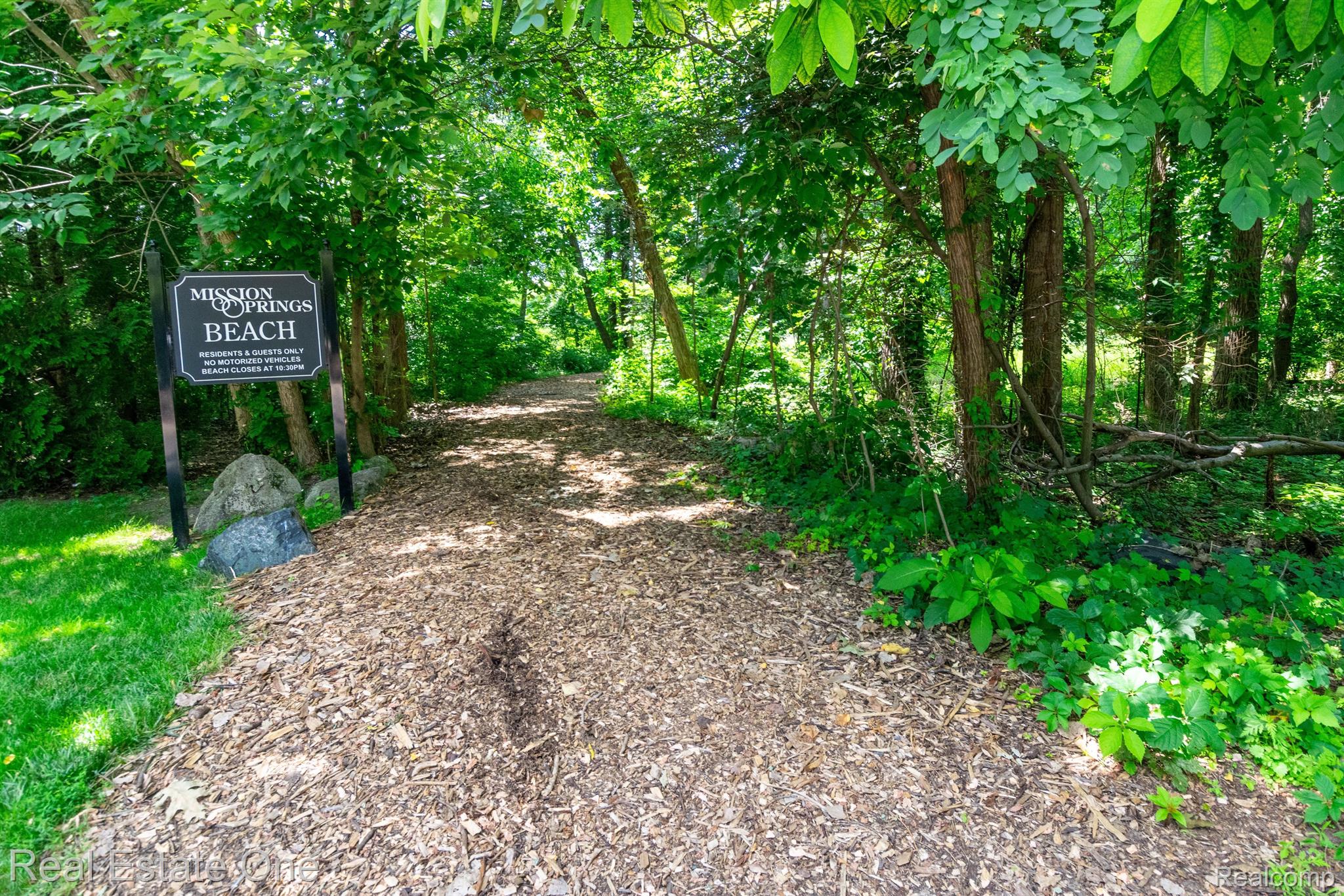 6021 BEACHWOOD Drive