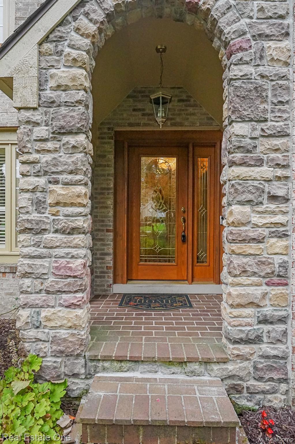 6021 BEACHWOOD Drive