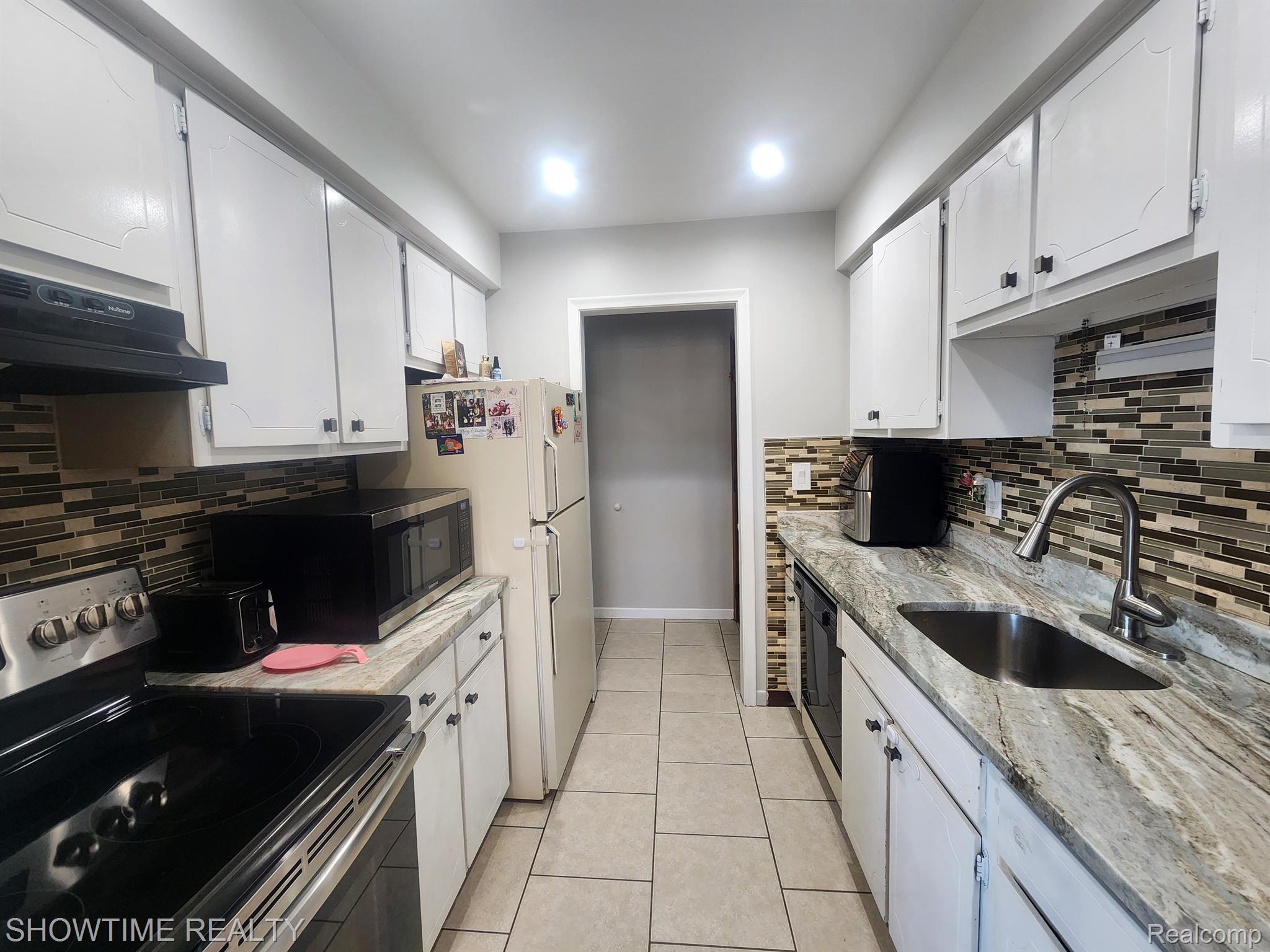 39423 VAN DYKE Avenue 16