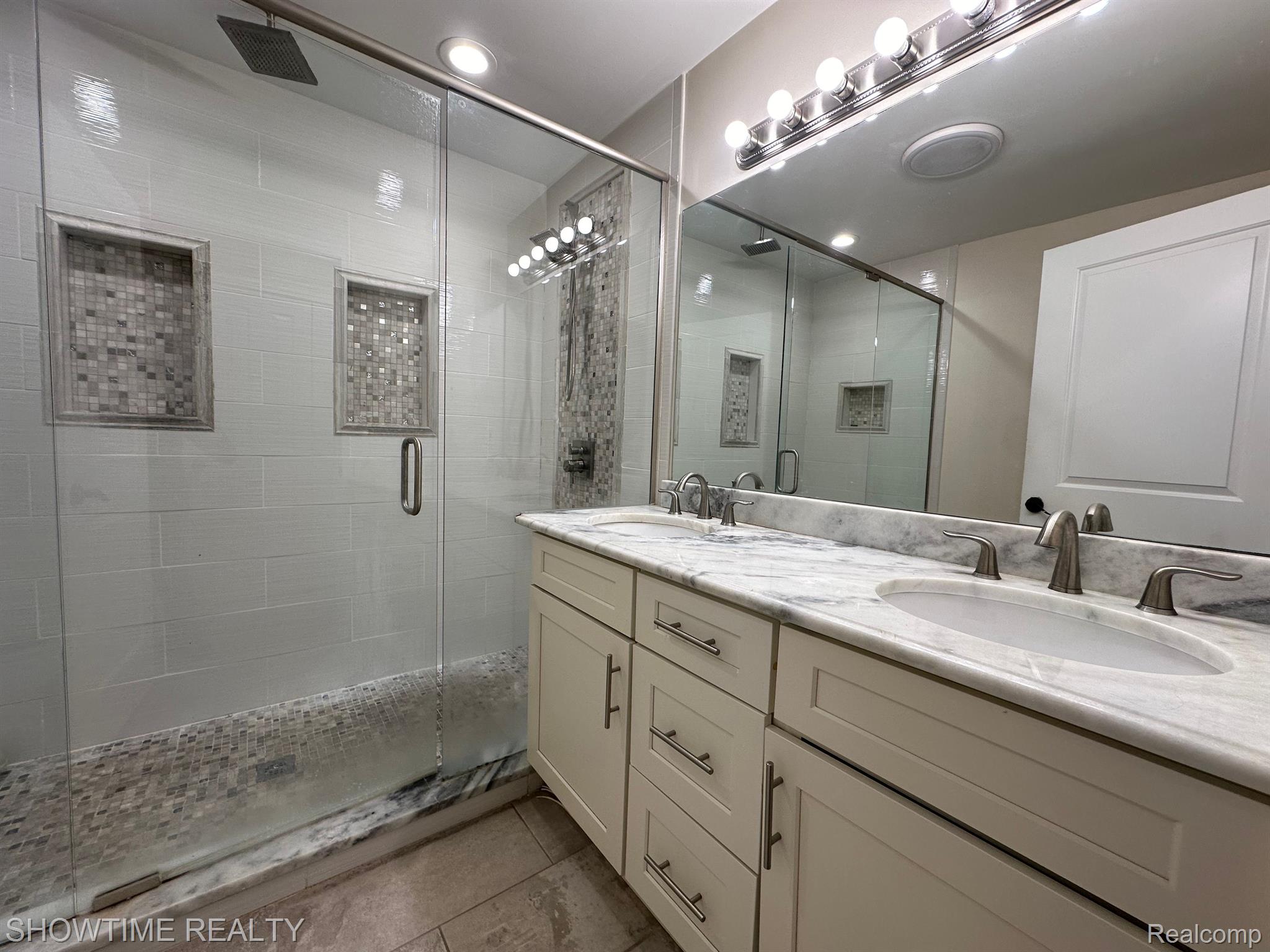 2439 WESTMONT Circle