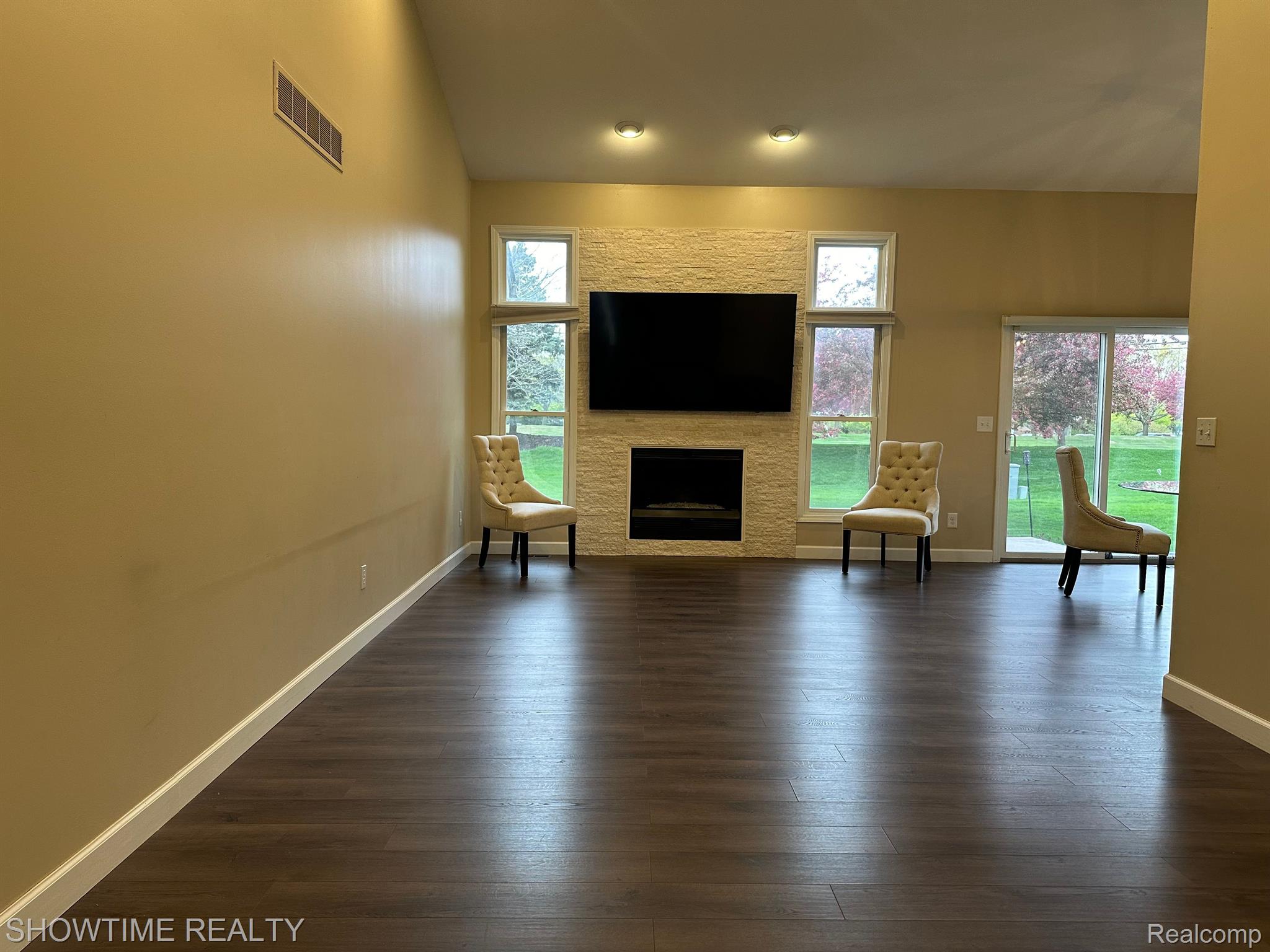 2439 WESTMONT Circle