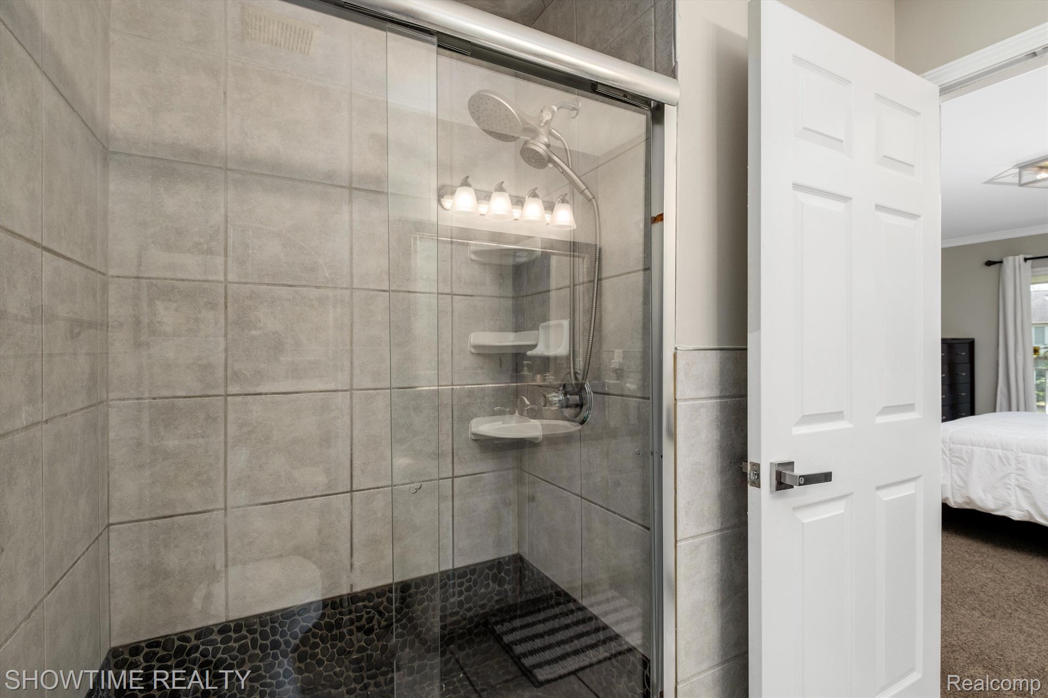 16864 GLENMOOR Boulevard