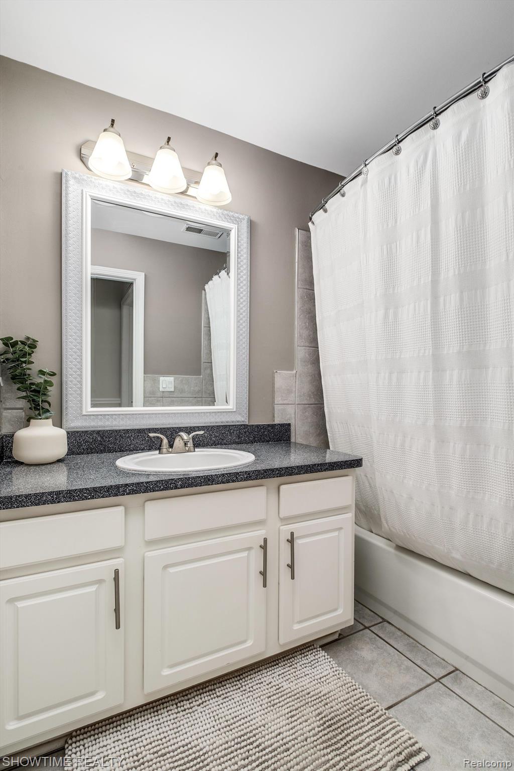 16864 GLENMOOR Boulevard