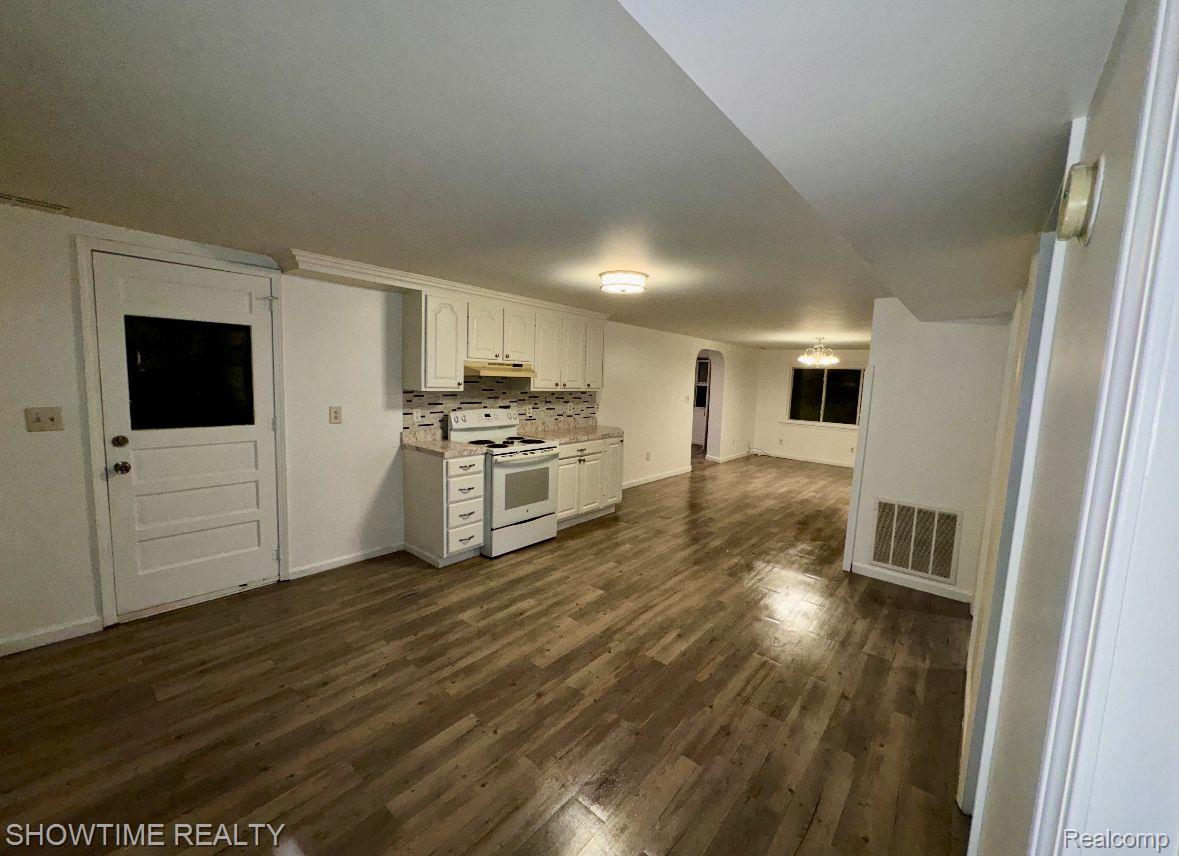 654 N BLACKS CORNERS Road