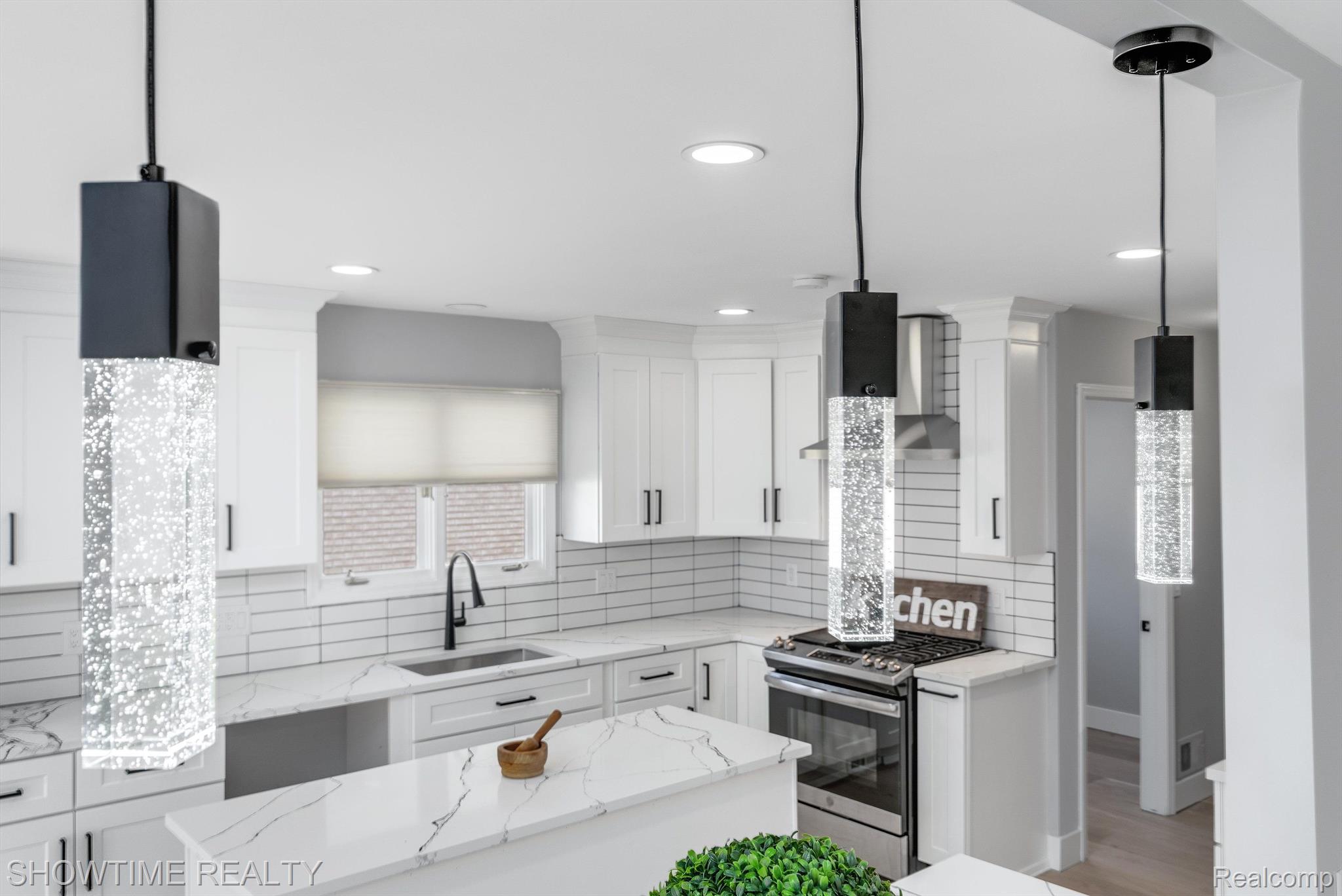 14916 HILLCREST Lane