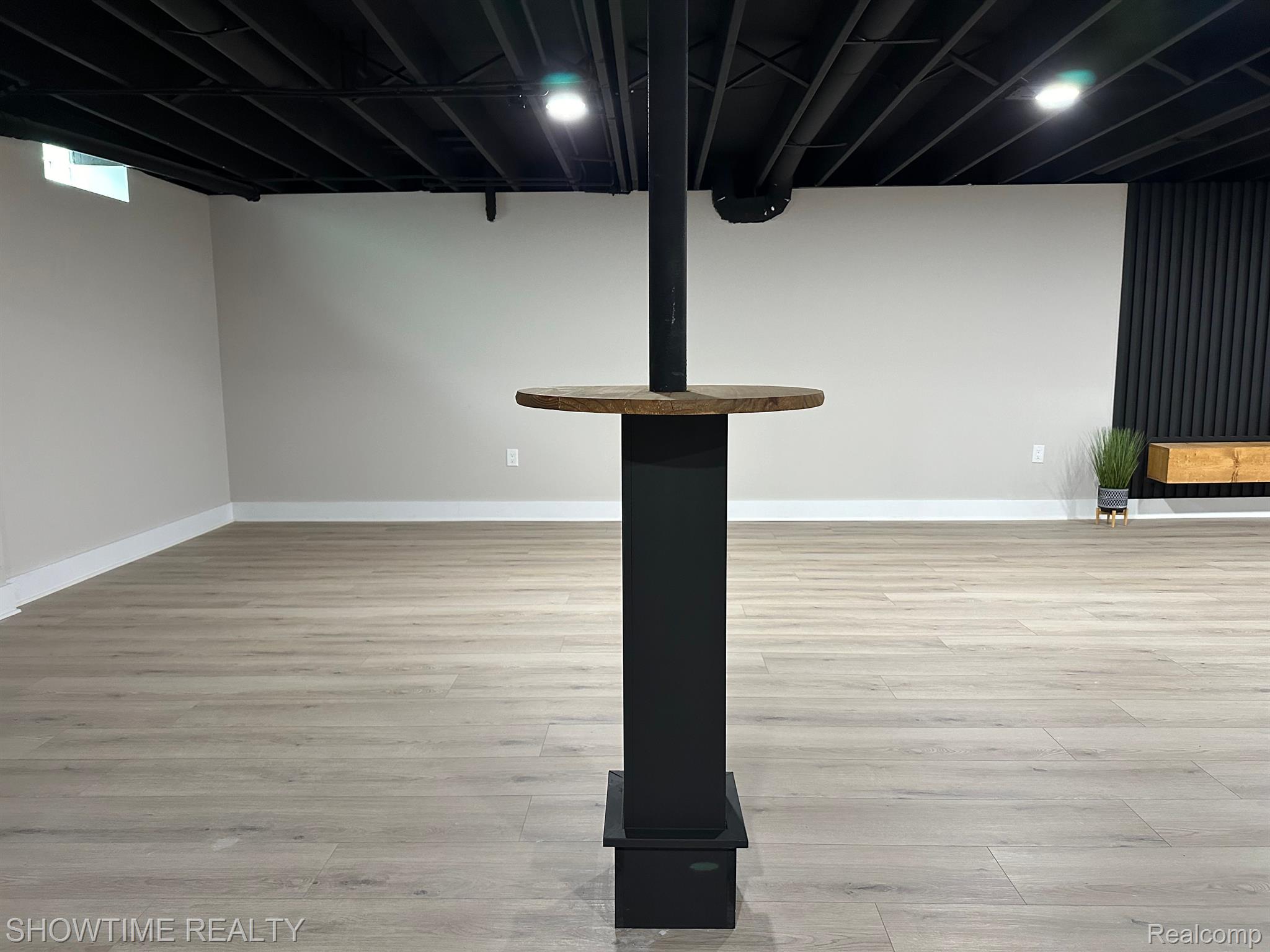 14916 HILLCREST Lane