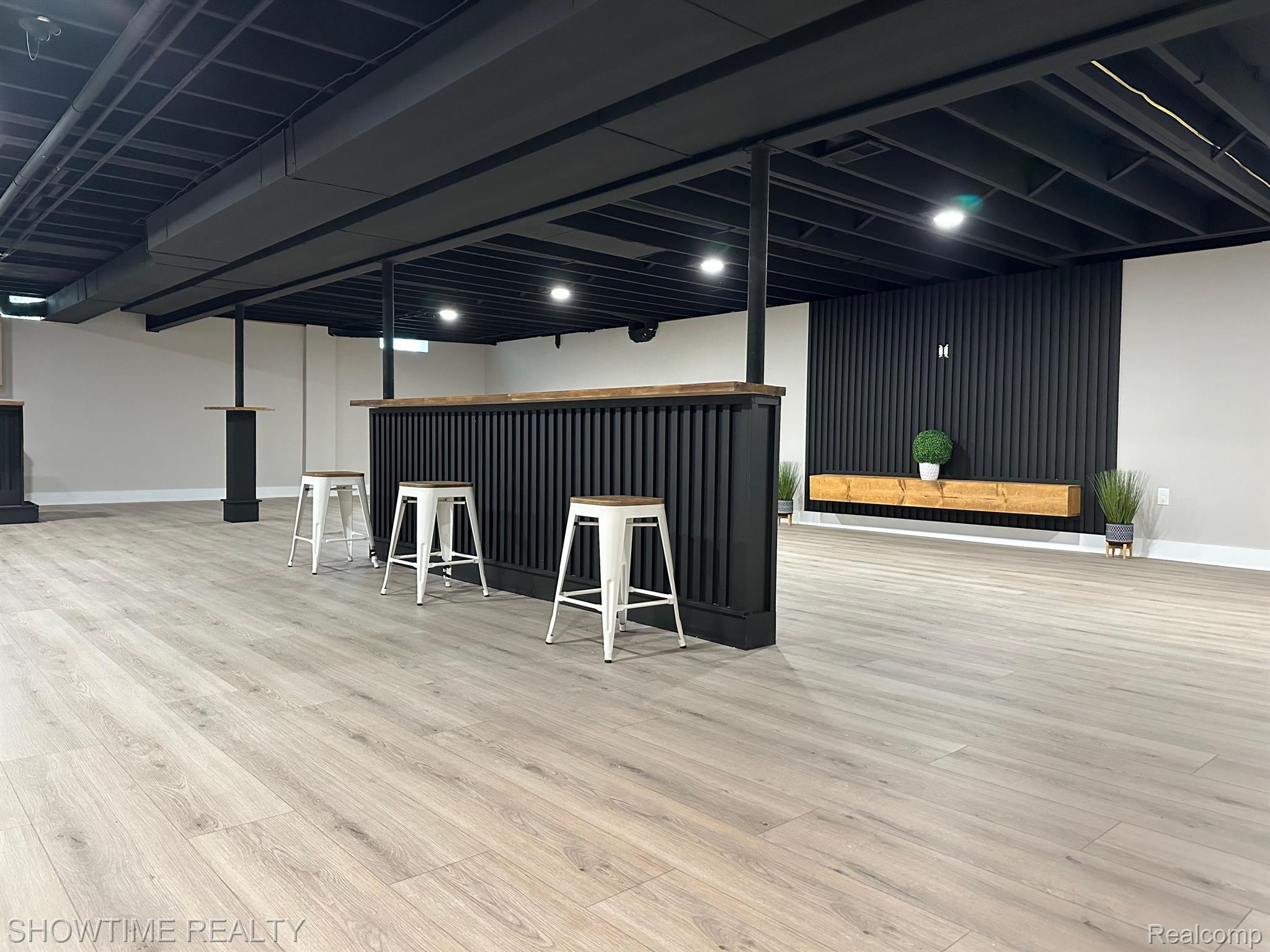 14916 HILLCREST Lane