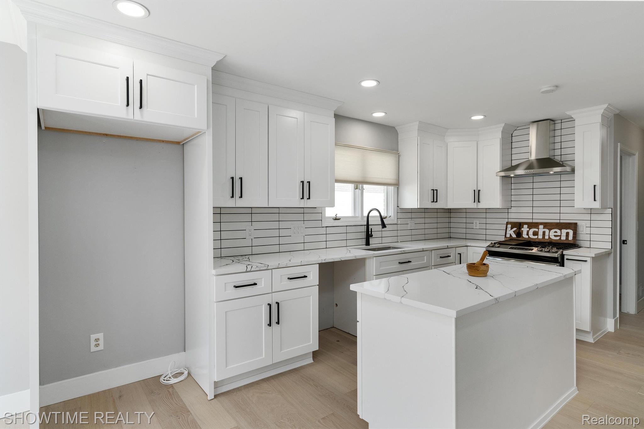 14916 HILLCREST Lane