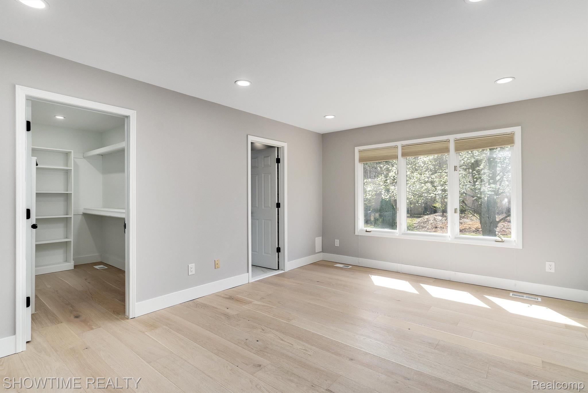 14916 HILLCREST Lane