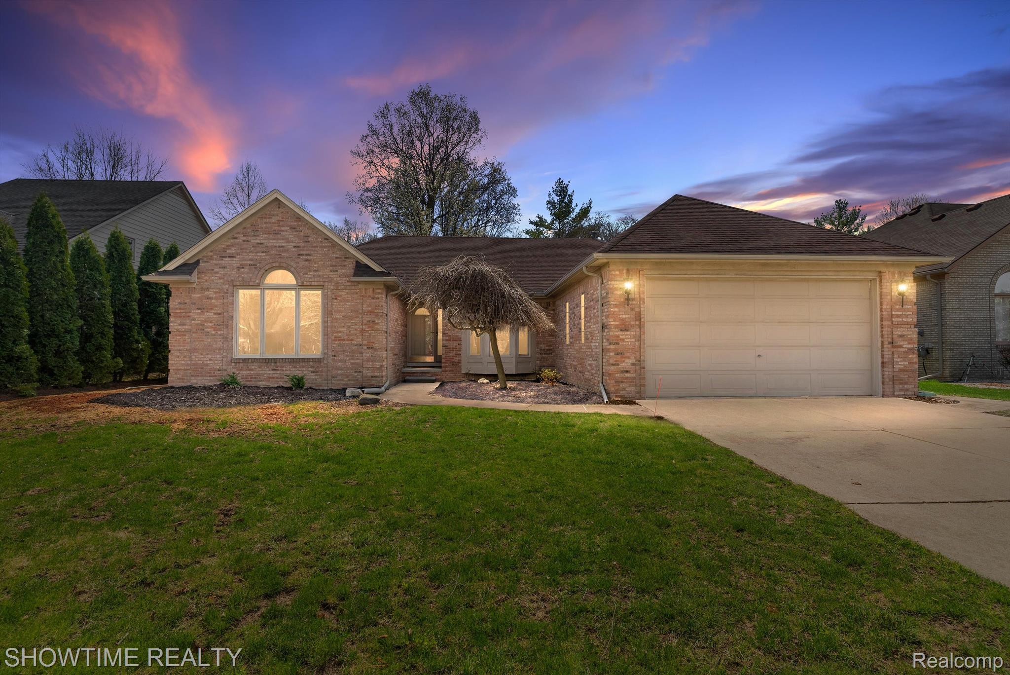 14916 HILLCREST Lane