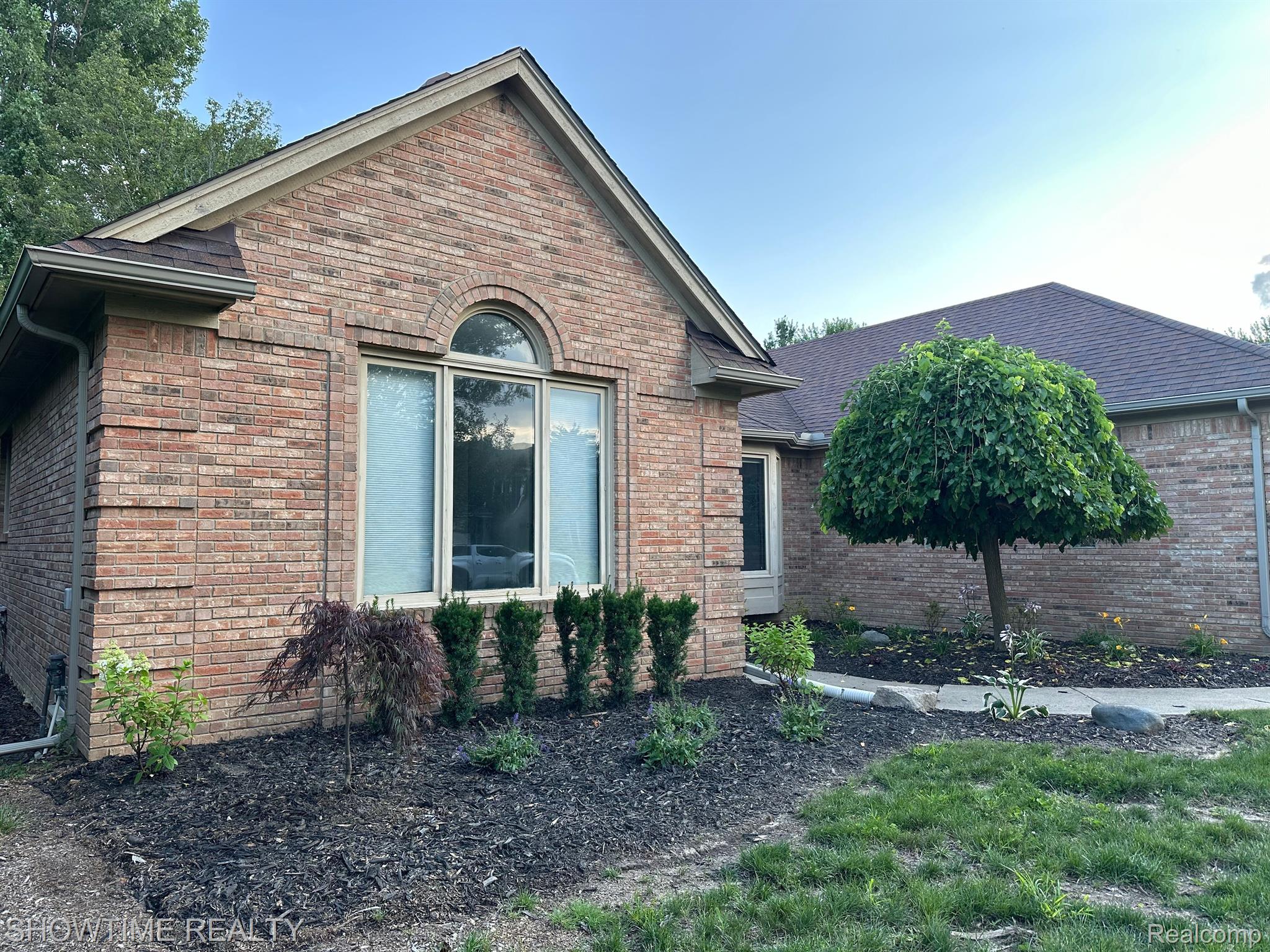 14916 HILLCREST Lane