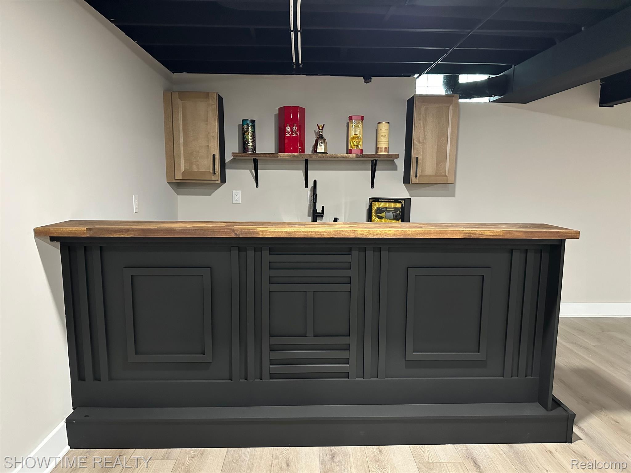 14916 HILLCREST Lane