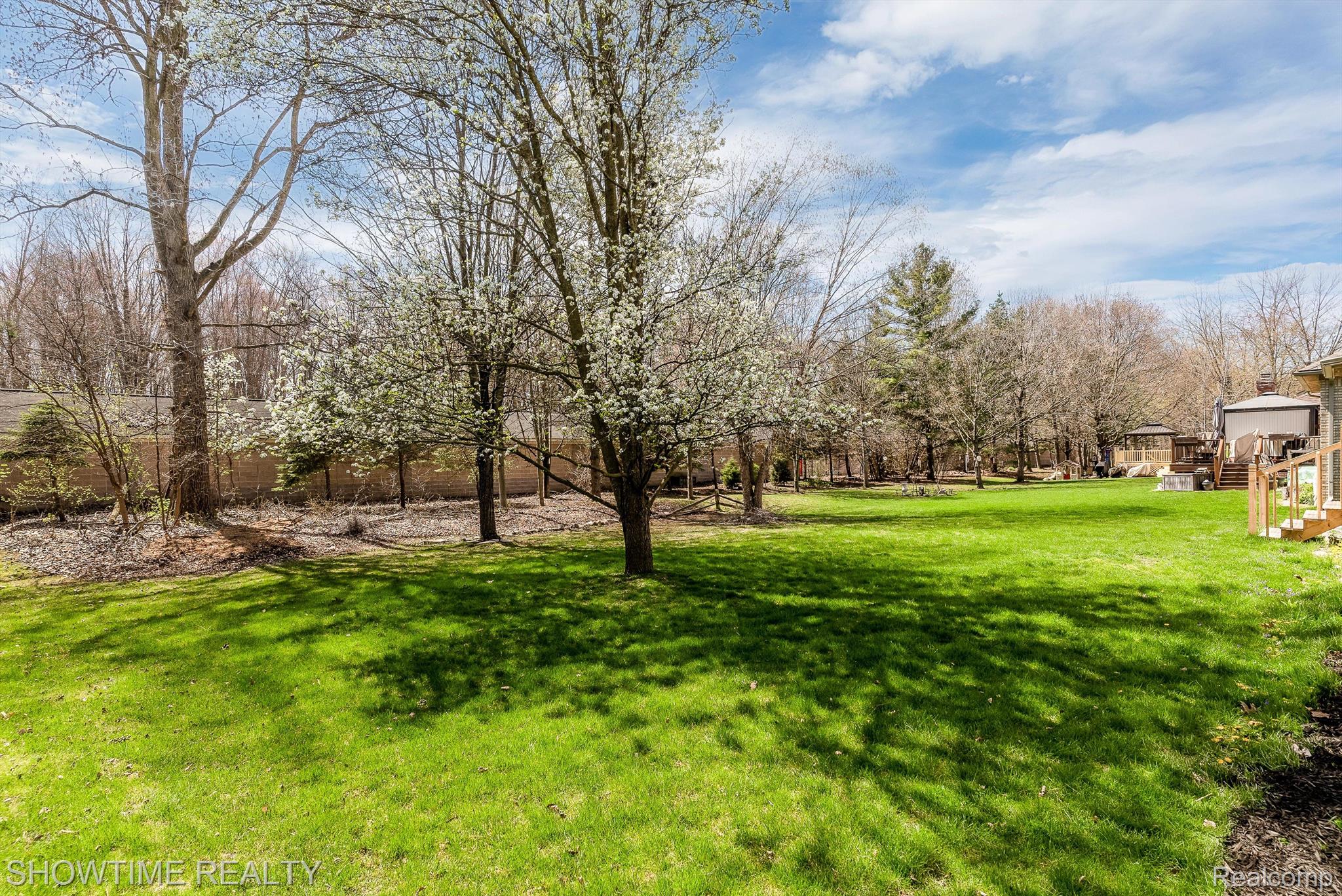 14916 HILLCREST Lane