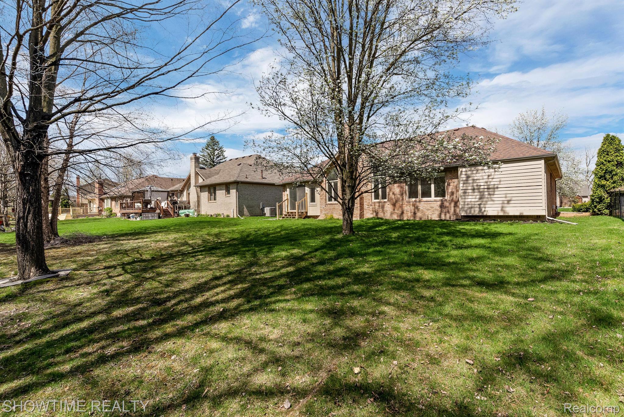 14916 HILLCREST Lane