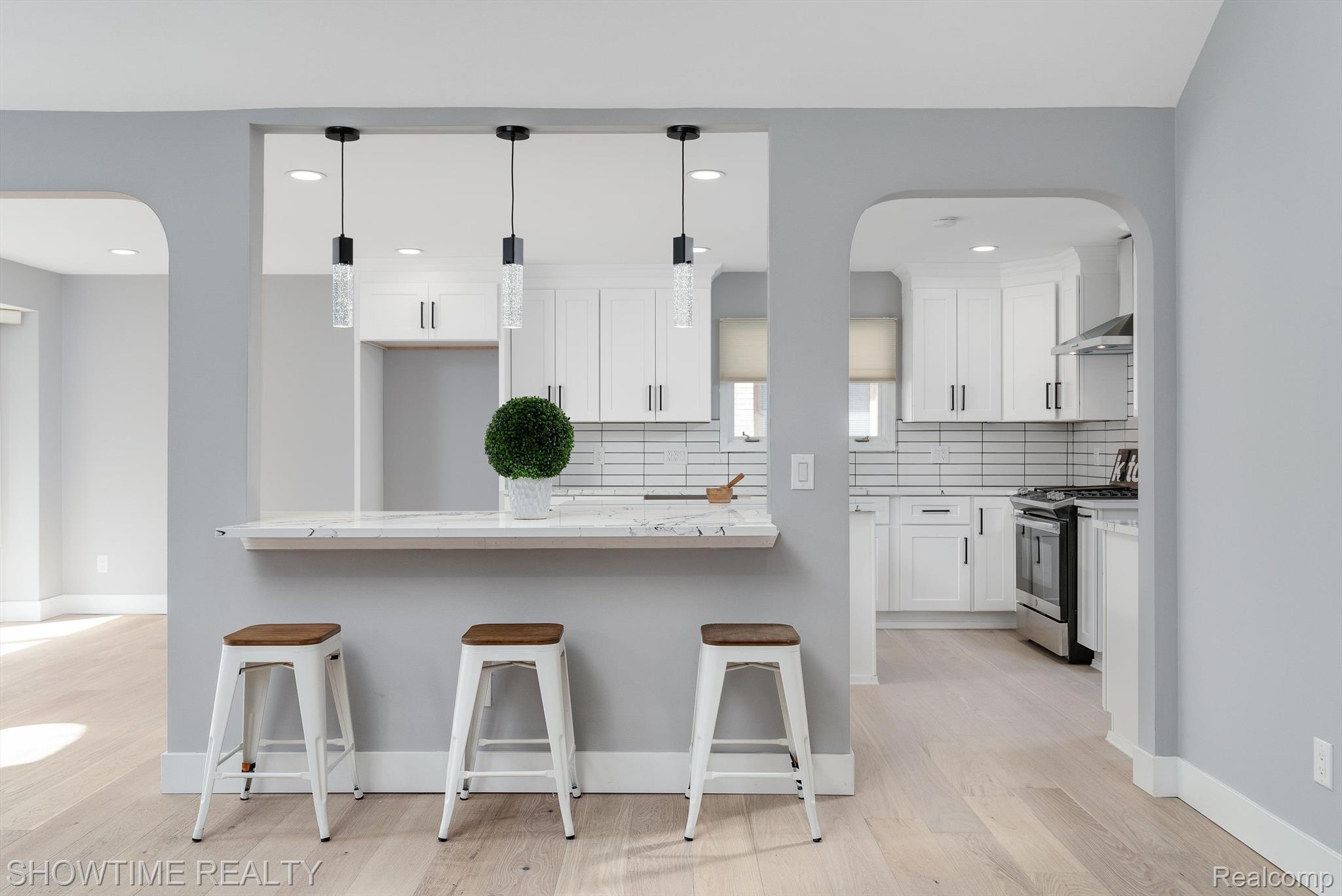 14916 HILLCREST Lane