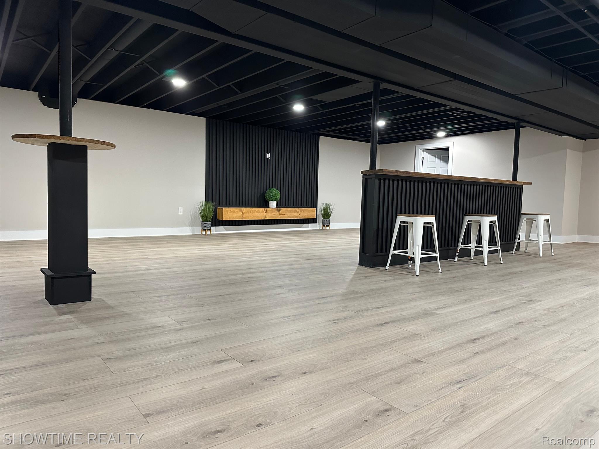 14916 HILLCREST Lane