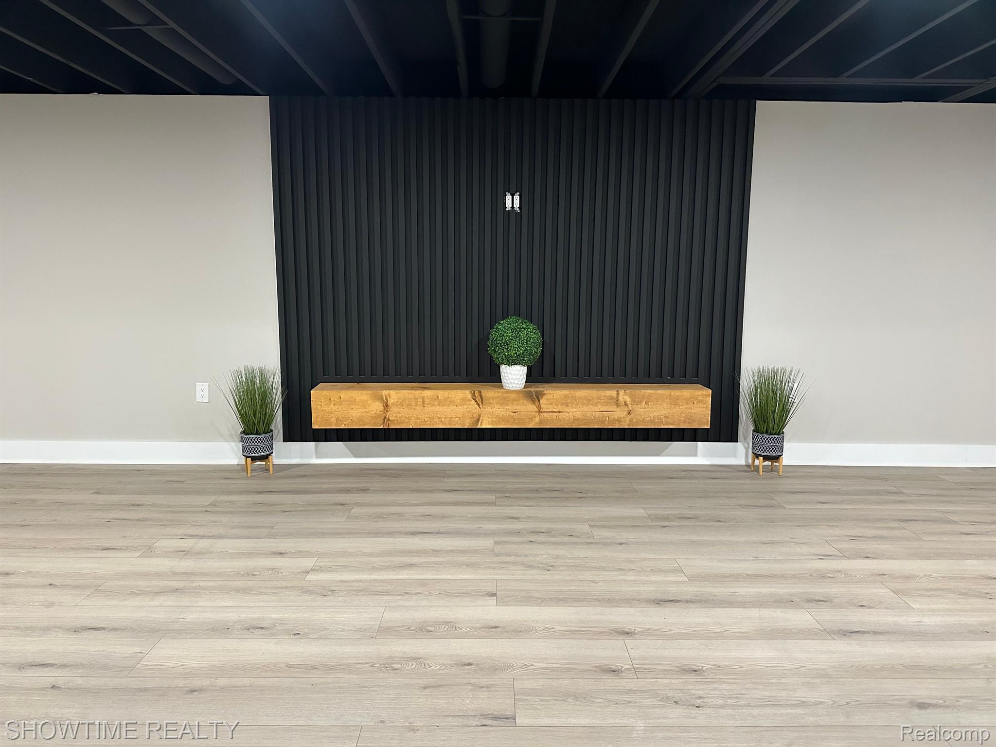 14916 HILLCREST Lane