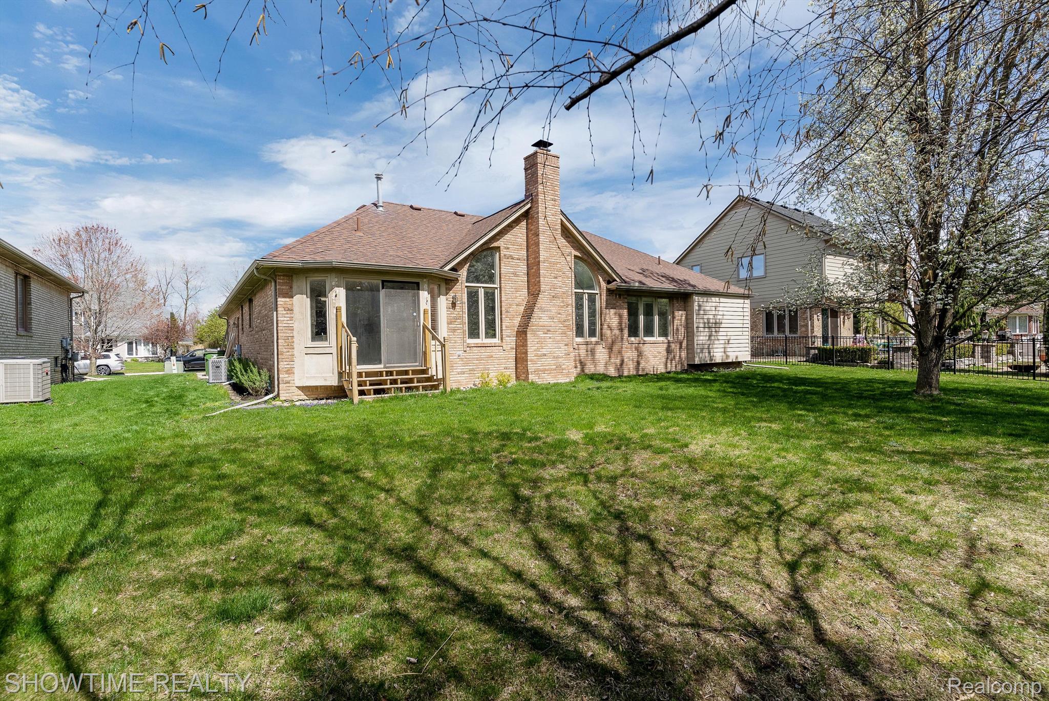 14916 HILLCREST Lane