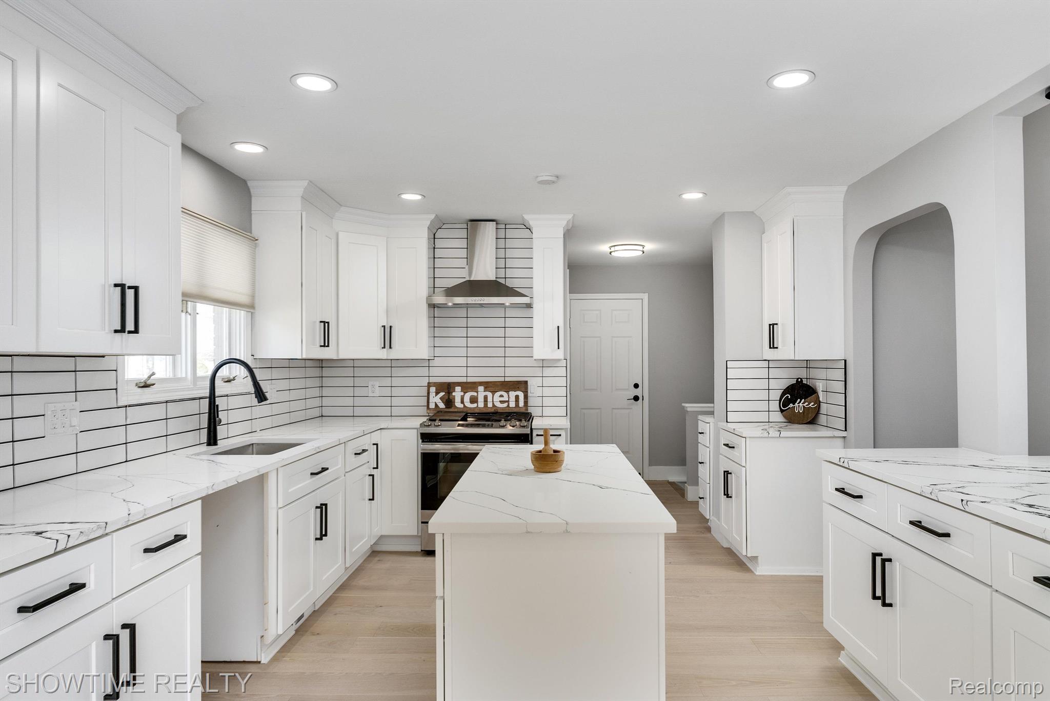 14916 HILLCREST Lane