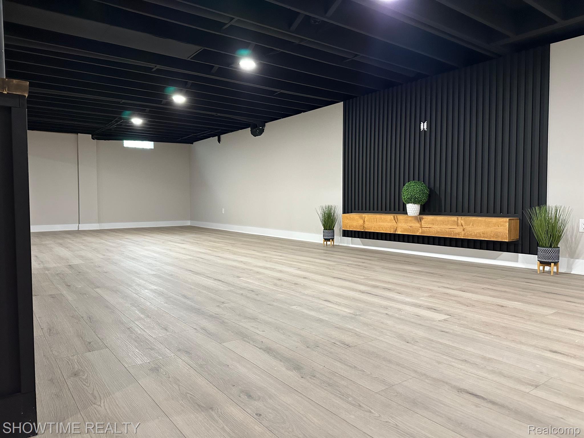 14916 HILLCREST Lane