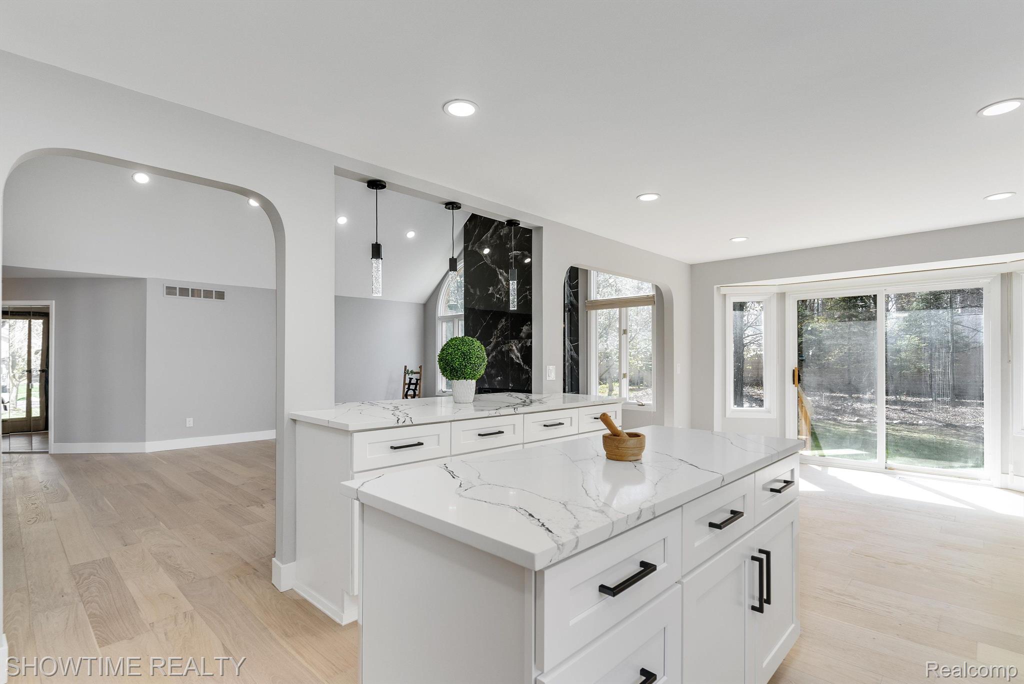 14916 HILLCREST Lane