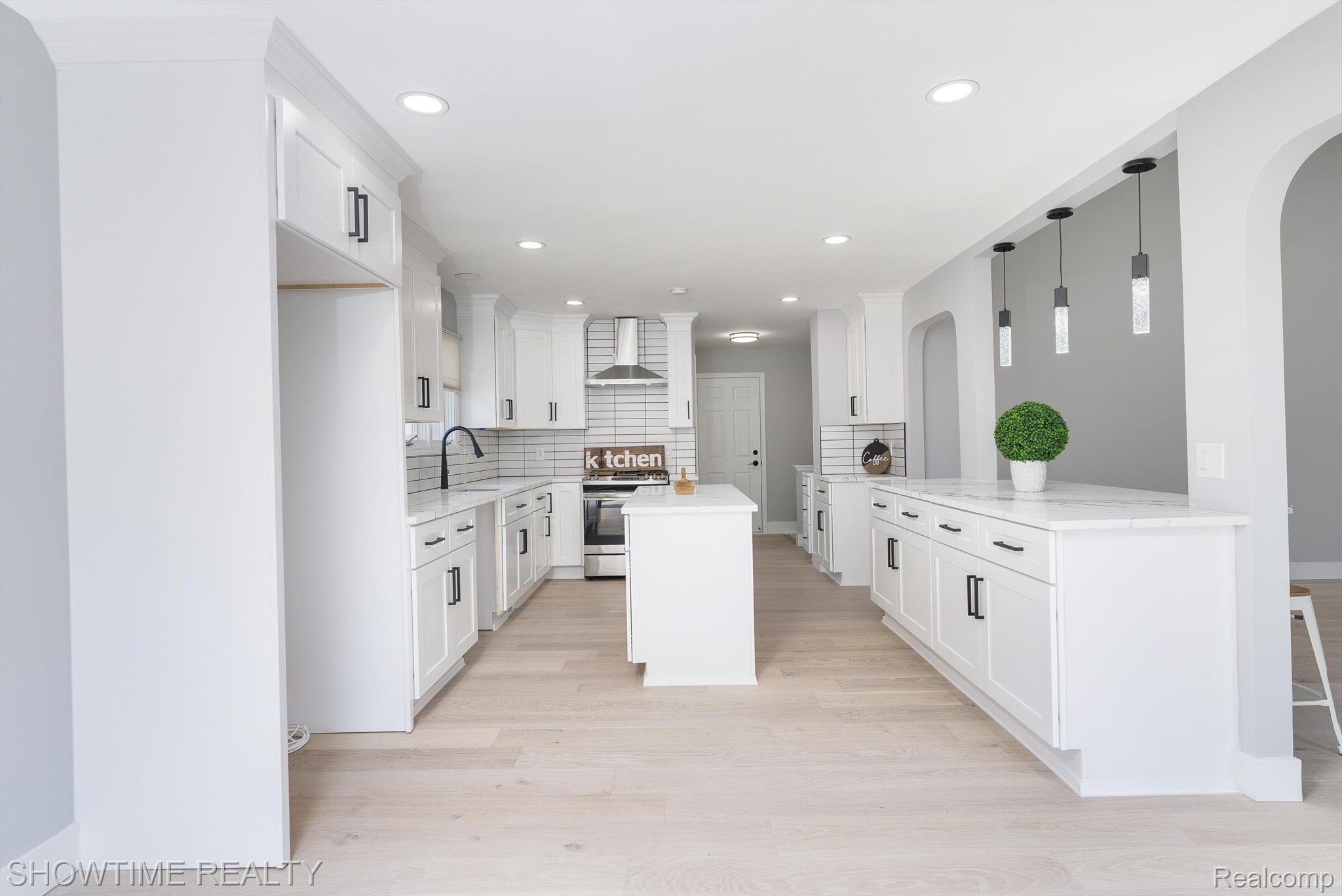 14916 HILLCREST Lane