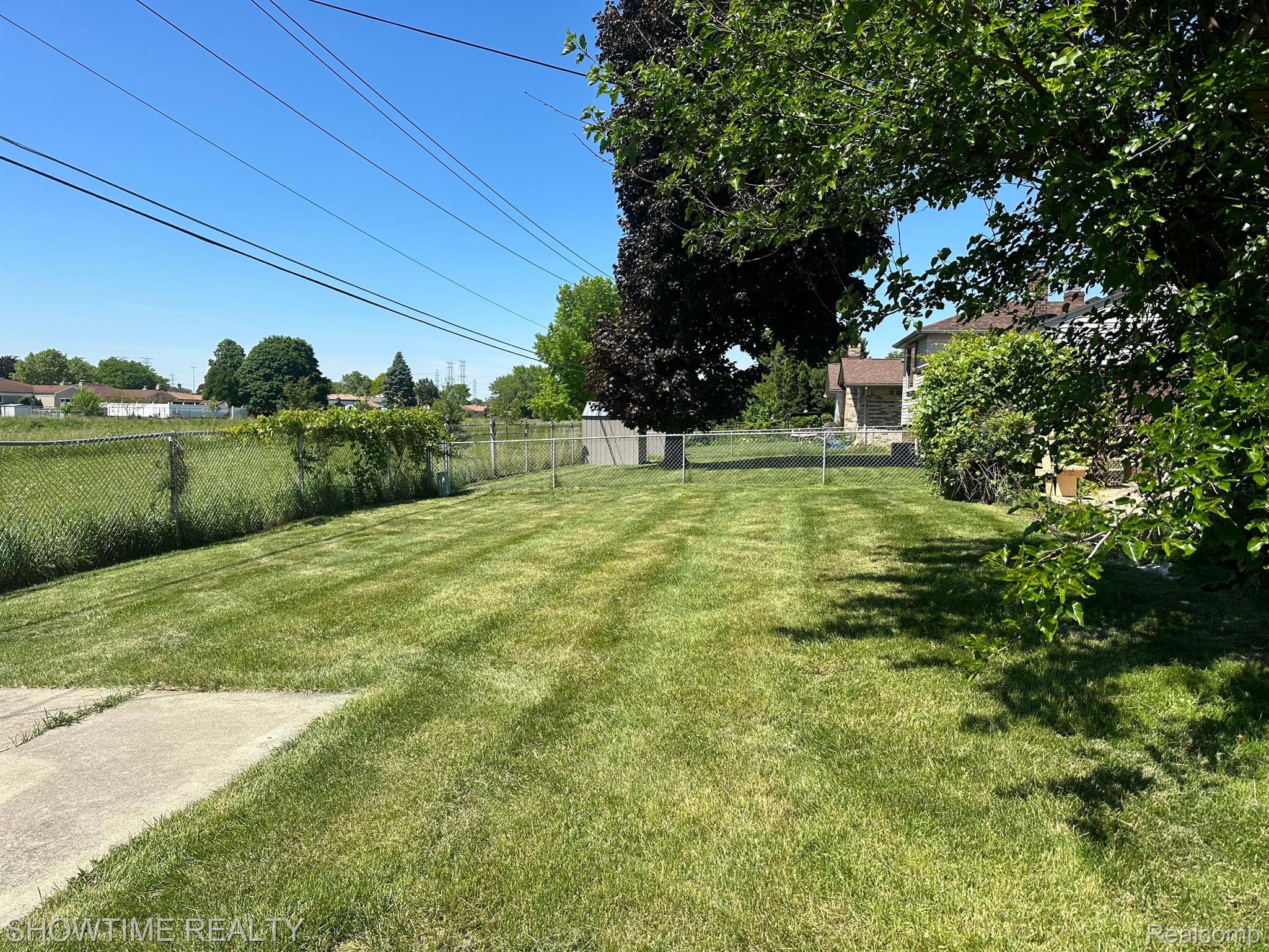 13328 CANTERBURY Drive