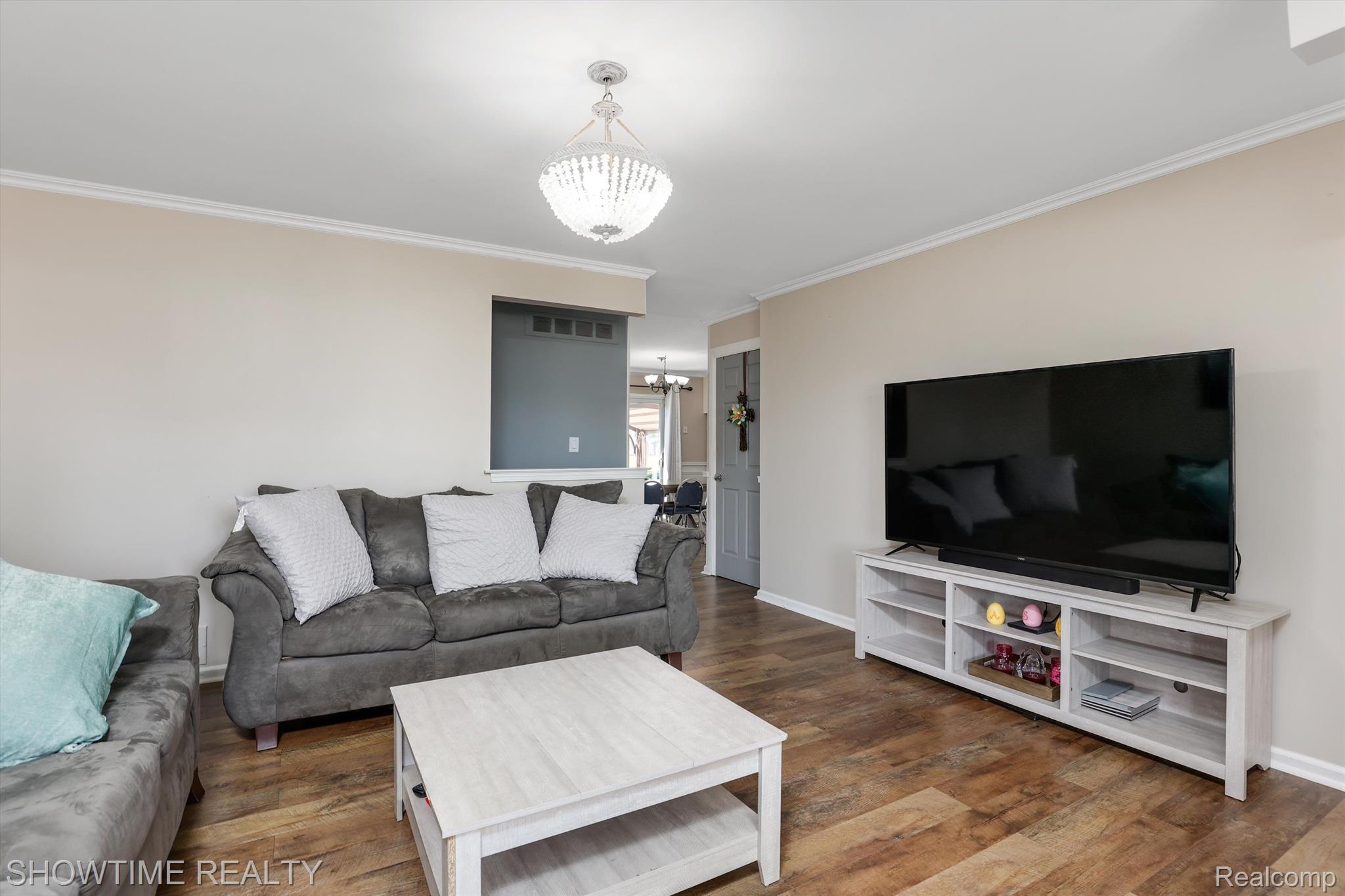 5156 GARDNER Street E