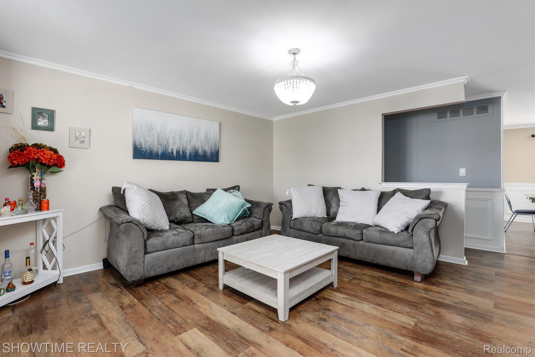 5156 GARDNER Street E