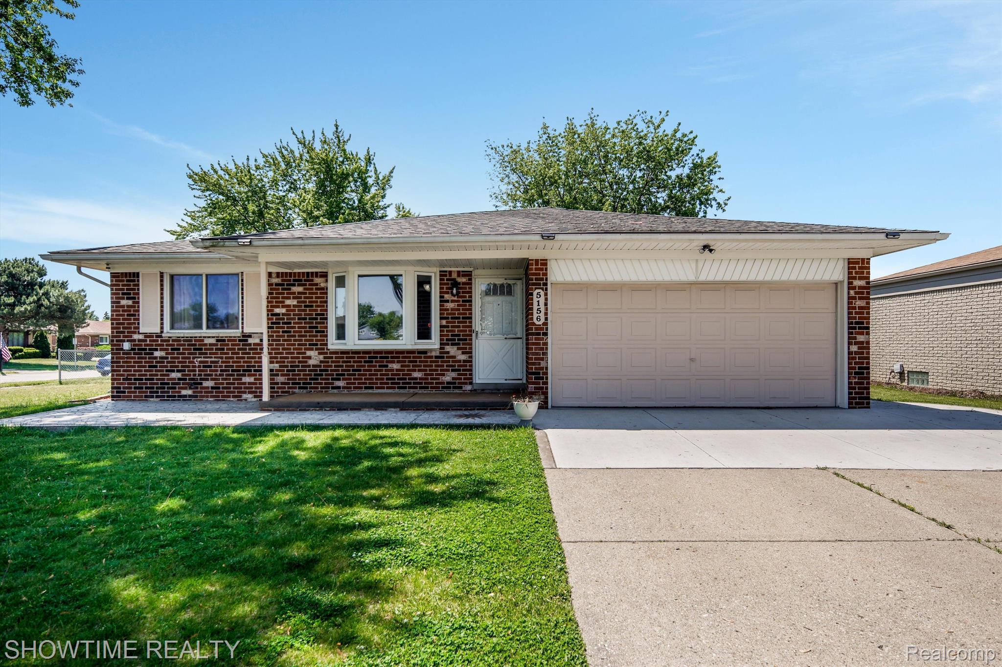 5156 GARDNER Street E