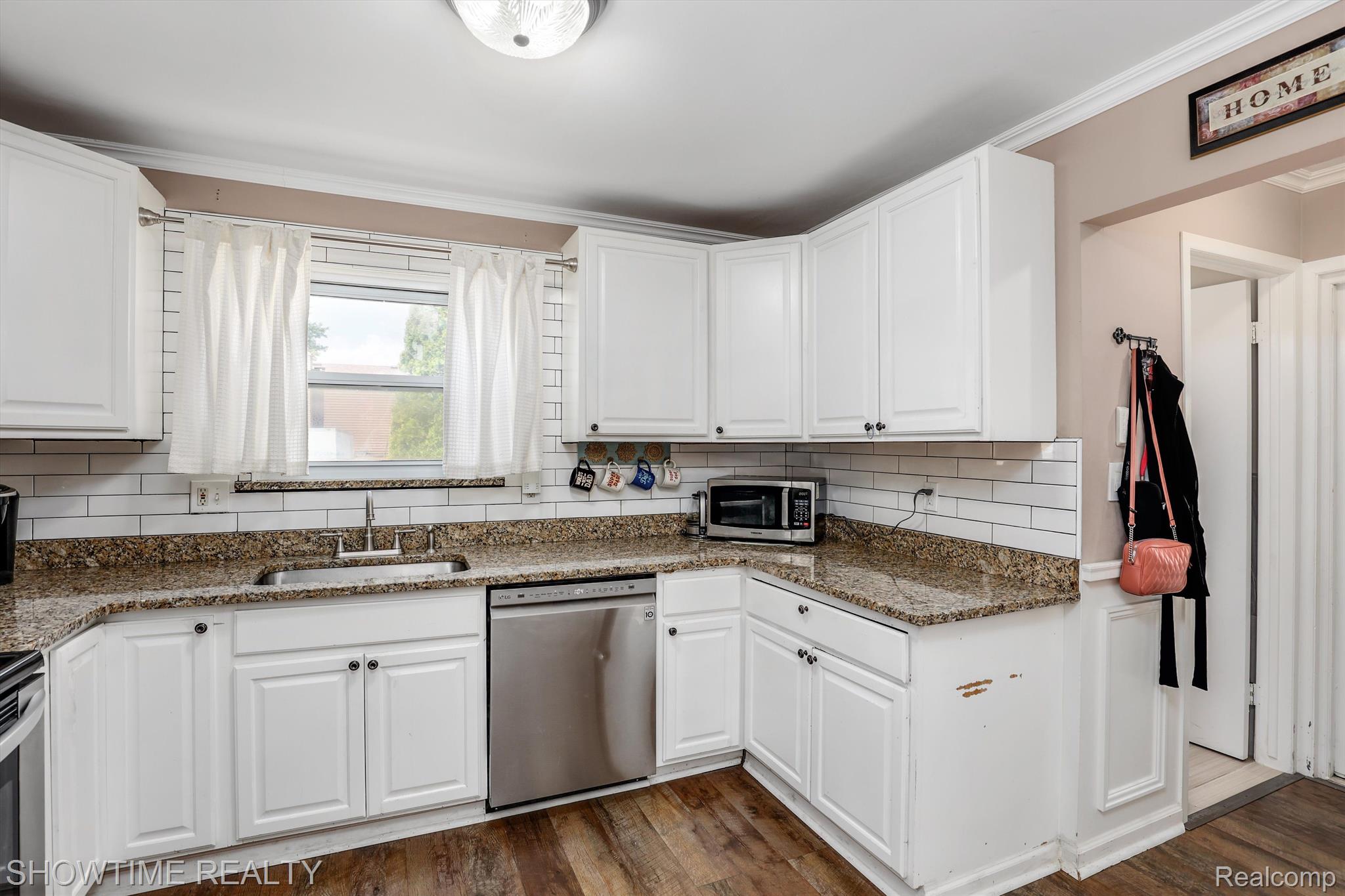 5156 GARDNER Street E