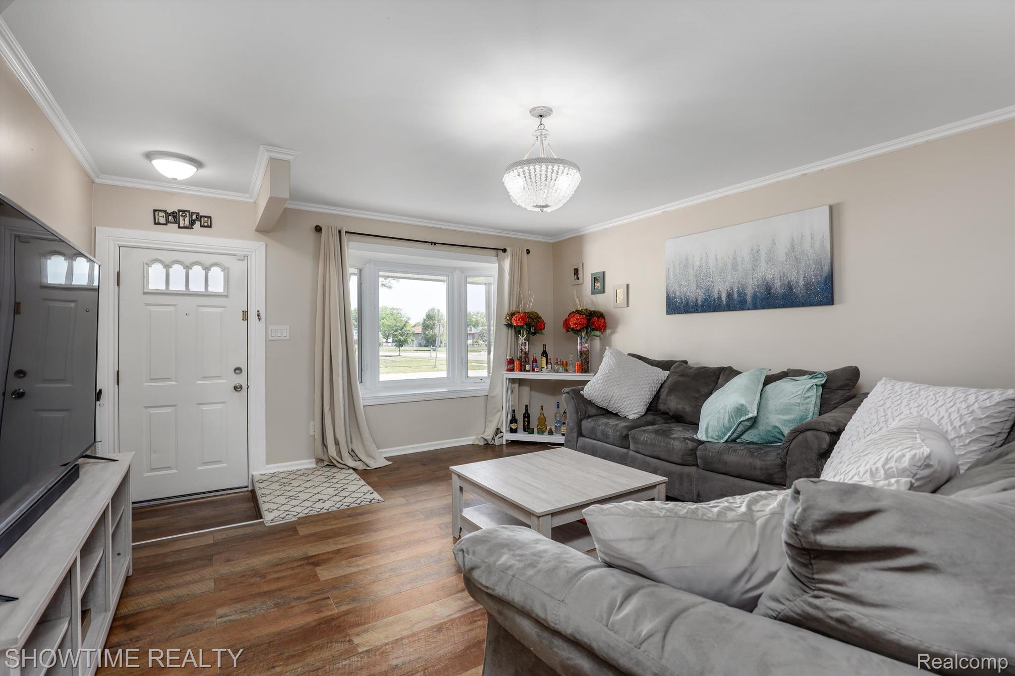 5156 GARDNER Street E