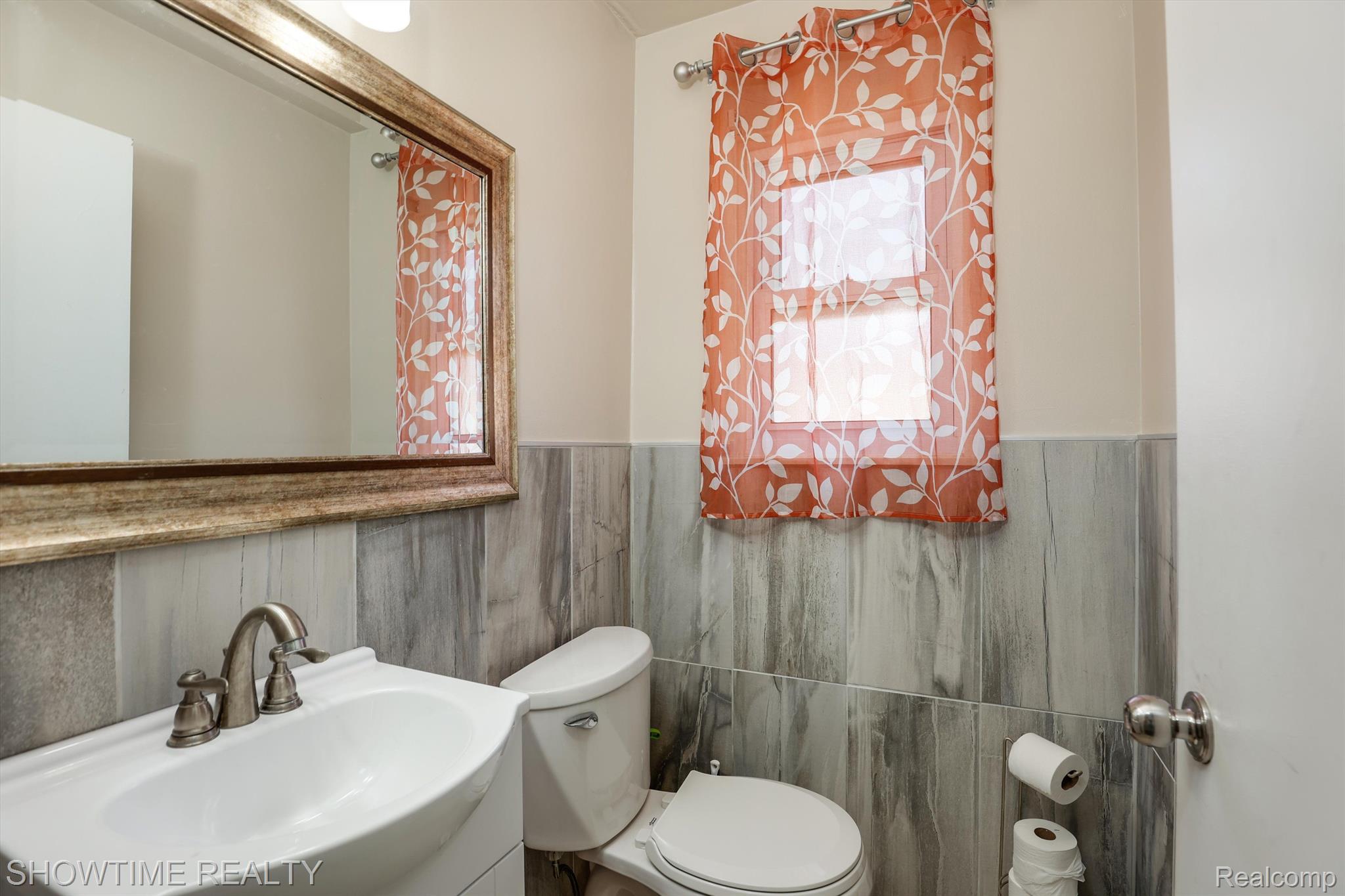 5156 GARDNER Street E