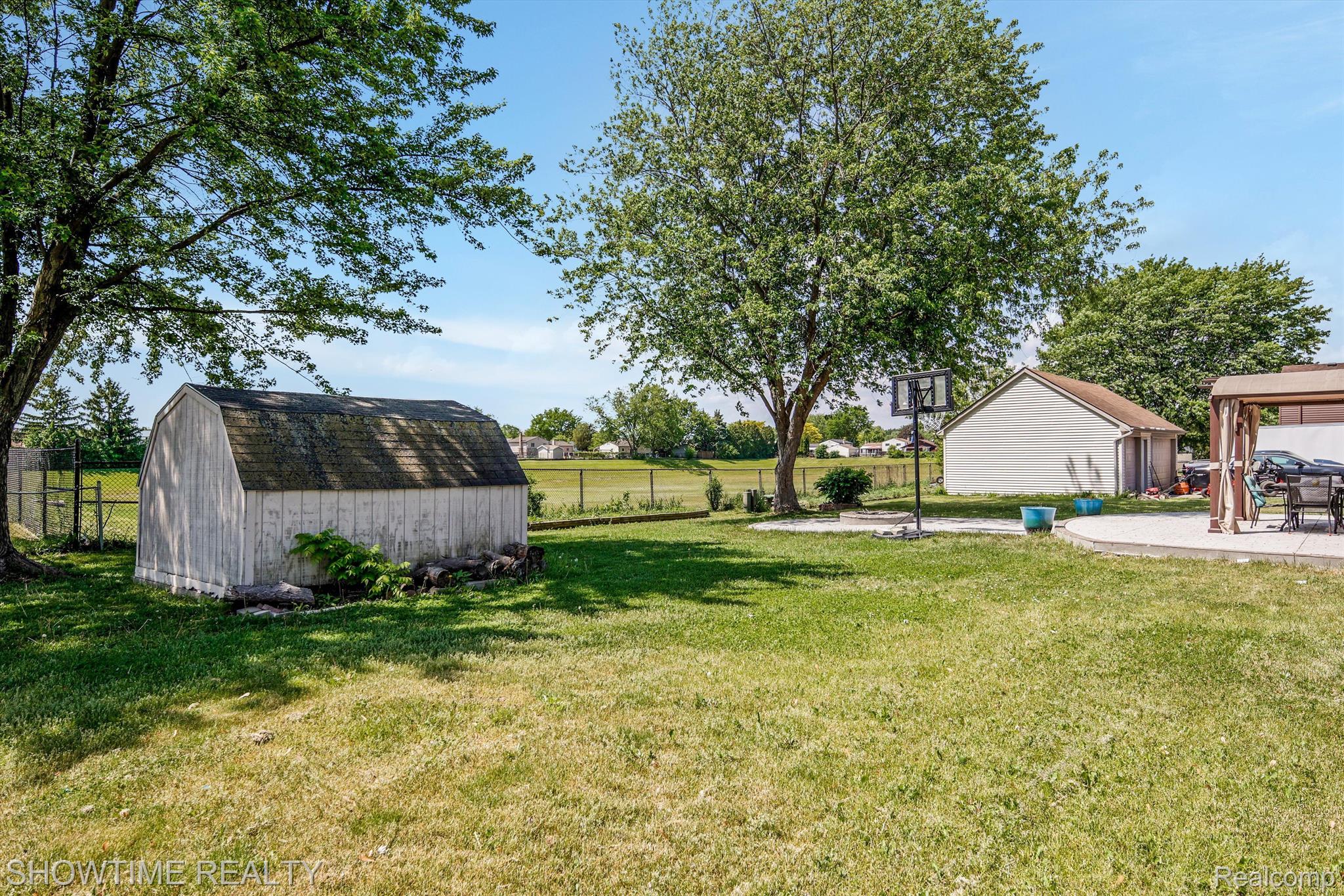 5156 GARDNER Street E