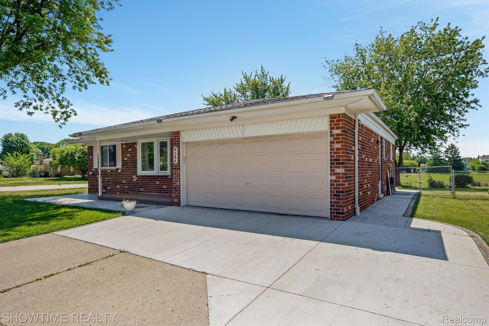 5156 GARDNER Street E