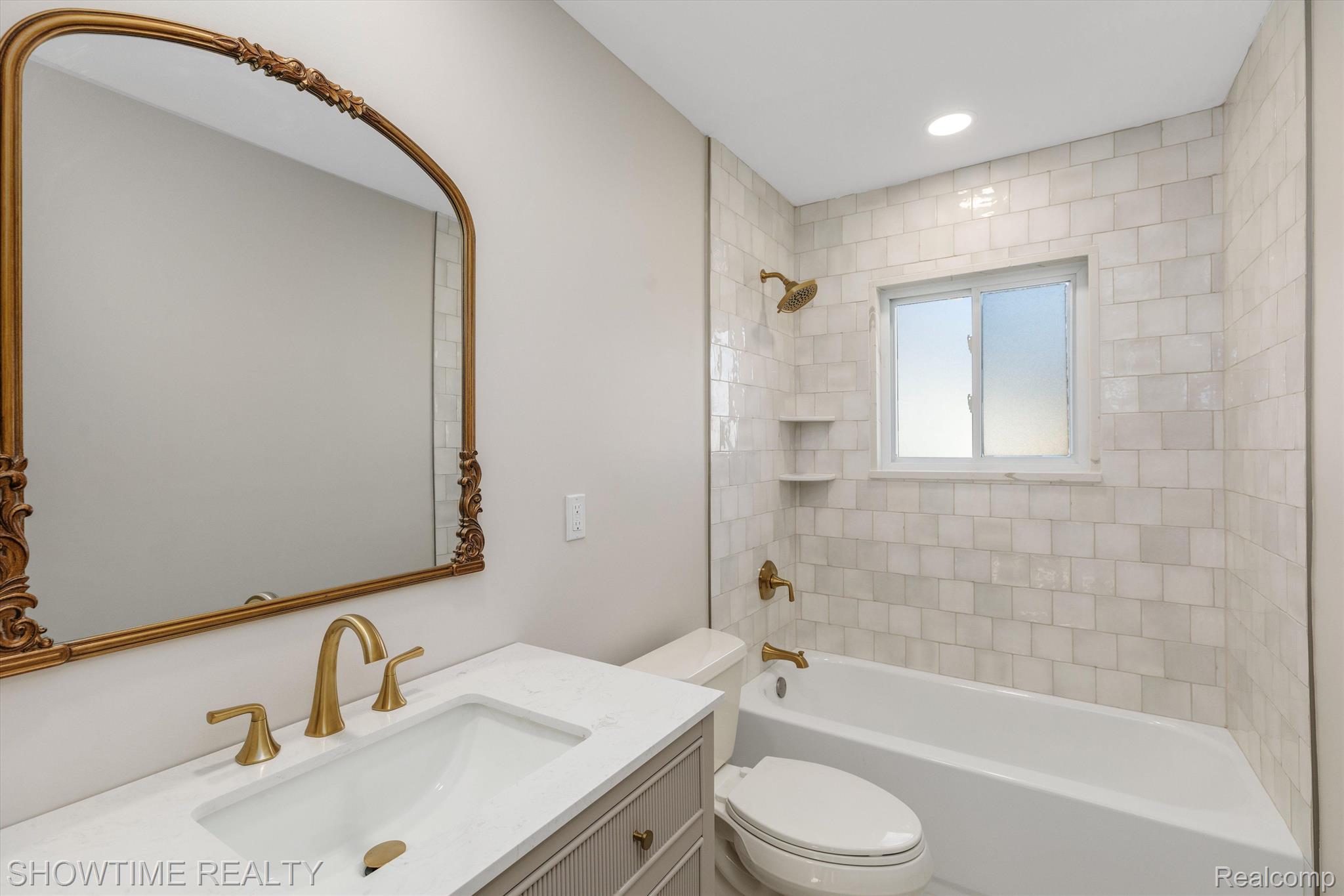 1476 N CUSTER Avenue