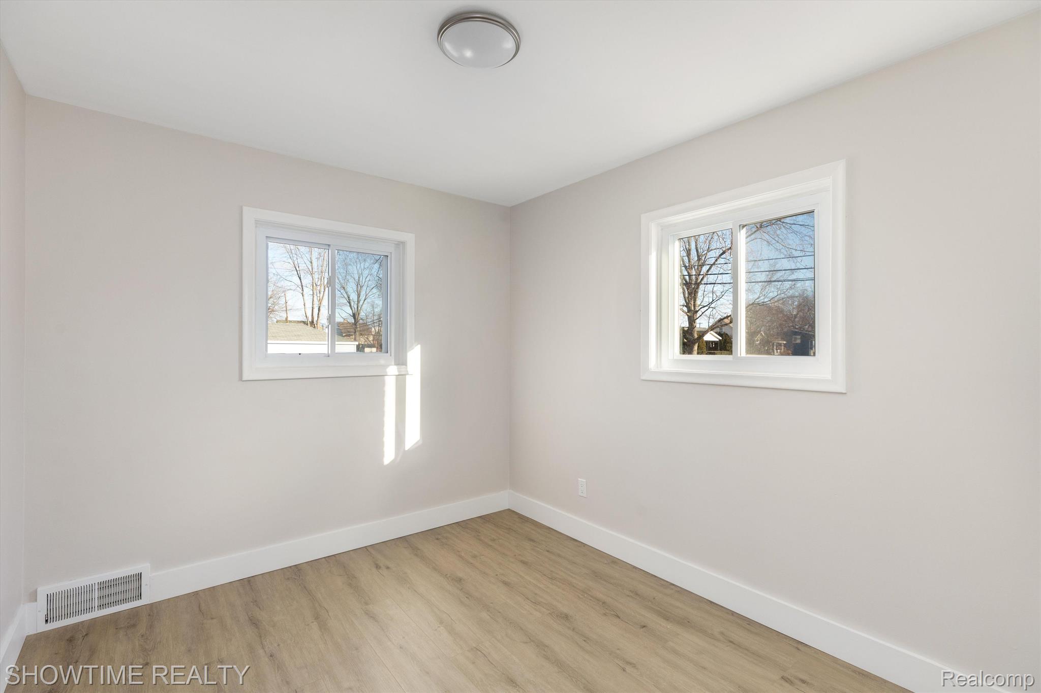 1476 N CUSTER Avenue