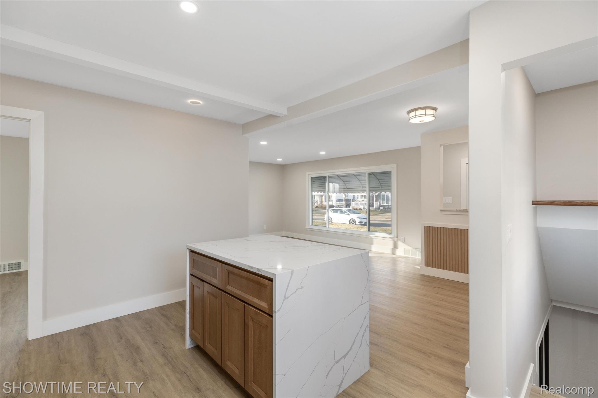 1476 N CUSTER Avenue