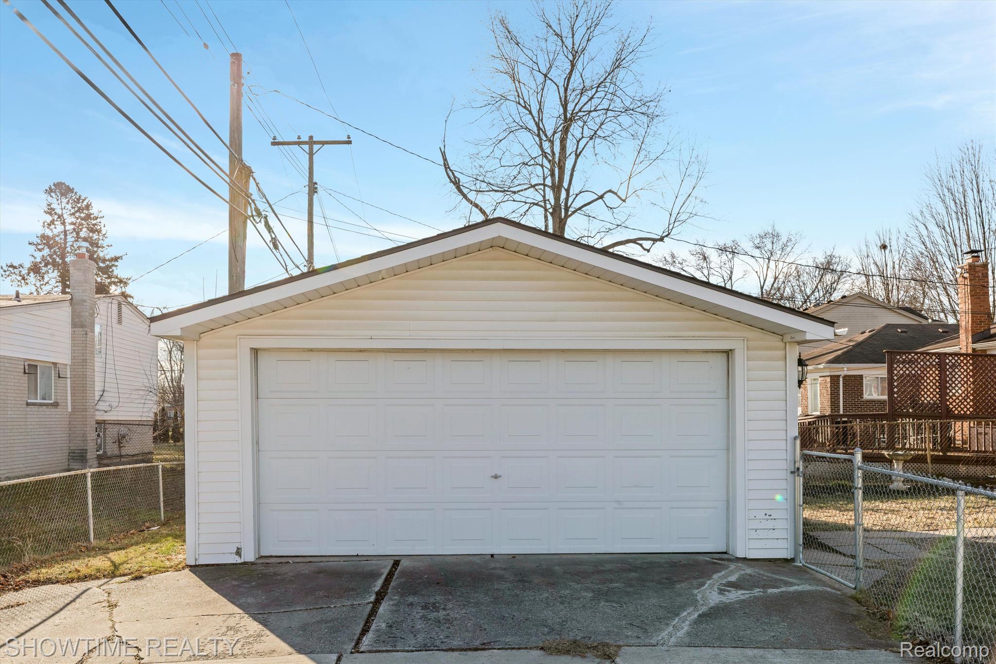 1476 N CUSTER Avenue