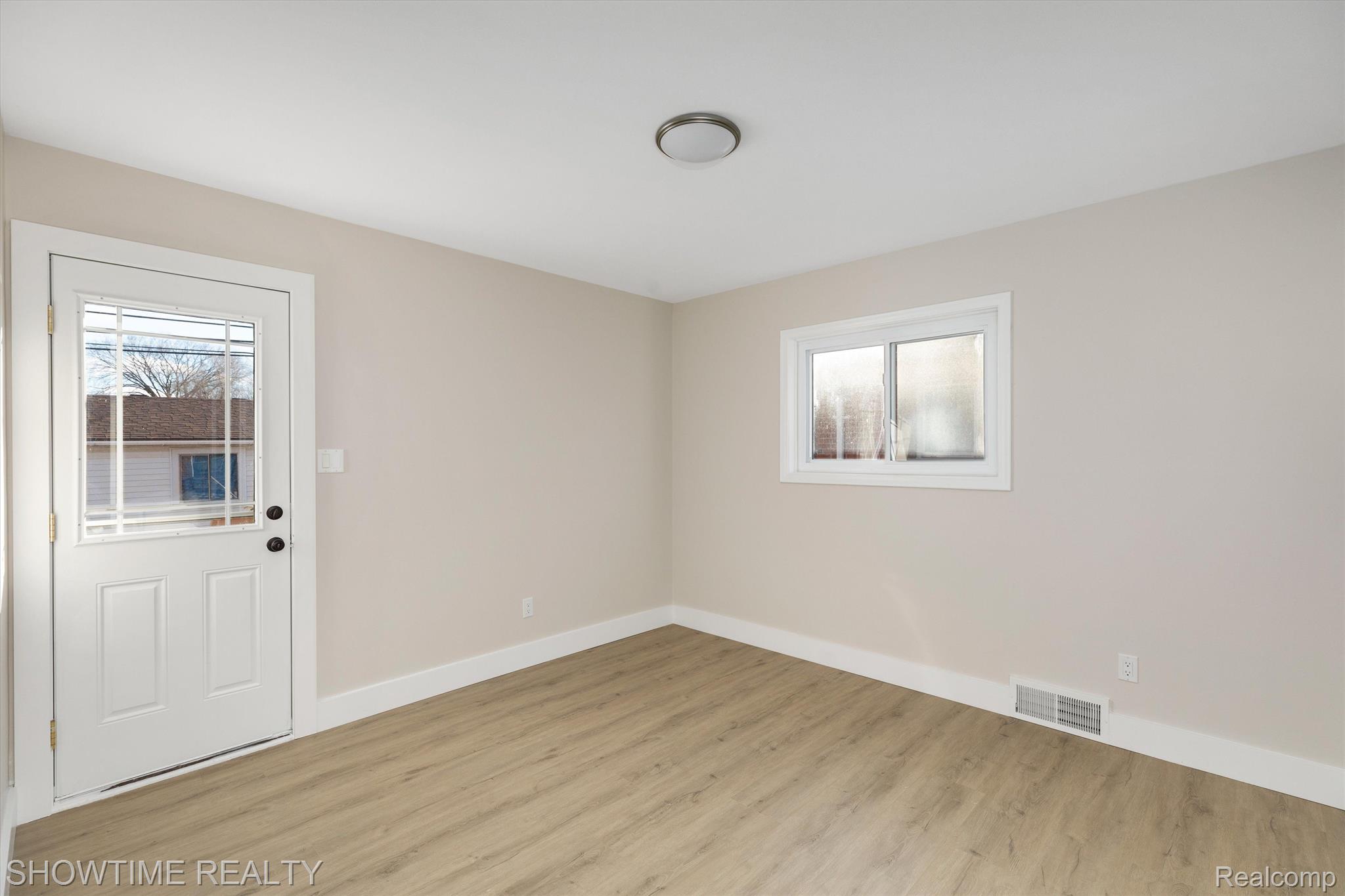 1476 N CUSTER Avenue